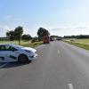 Auf der B12 nach der Ausfahrt Biessenhofen Richtung Kaufbeuren hat es am Montagabend einen schweren Unfall mit mehreren Fahrzeugen gegeben. Die B12 war für mehrere Stunden gesperrt. 
[embedcode=alucb84cvzj][/embedcode]
Fünf Fahrzeuge beteiligt
Gegen 17 Uhr war der 51-jährige Fahrer eines Mercedes Sprinter auf Höhe des Dietweges auf die Gegenfahrbahn geraten und hatte zunächst zwei entgegenkommende Fahrzeuge touchiert. Bei dem Versuch auszuweichen prallten die beiden PKW dann in ein weiteres entgegenkommendes Fahrzeug. Auch ein fünftes Fahrzeug musste dem Unfall ausweichen und landete im Straßengraben, so die Polizei.Insgesamt sechs Verletzte
Bei dem Unfall auf der B12 zogen sich drei Personen schwere Verletzungen zu - drei weitere wurden leicht verletzt. Die Bundesstraße war bis etwa 22 Uhr komplett gesperrt. Der entstandene Sachschaden beläuft sich auf über 80.000 Euro. Zur Klärung der Unfallursache befand sich auch ein Gutachter vor Ort.