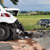 Auf der B12 nach der Ausfahrt Biessenhofen Richtung Kaufbeuren hat es am Montagabend einen schweren Unfall mit mehreren Fahrzeugen gegeben. Die B12 war für mehrere Stunden gesperrt. 
[embedcode=alucb84cvzj][/embedcode]
Fünf Fahrzeuge beteiligt
Gegen 17 Uhr war der 51-jährige Fahrer eines Mercedes Sprinter auf Höhe des Dietweges auf die Gegenfahrbahn geraten und hatte zunächst zwei entgegenkommende Fahrzeuge touchiert. Bei dem Versuch auszuweichen prallten die beiden PKW dann in ein weiteres entgegenkommendes Fahrzeug. Auch ein fünftes Fahrzeug musste dem Unfall ausweichen und landete im Straßengraben, so die Polizei.Insgesamt sechs Verletzte
Bei dem Unfall auf der B12 zogen sich drei Personen schwere Verletzungen zu - drei weitere wurden leicht verletzt. Die Bundesstraße war bis etwa 22 Uhr komplett gesperrt. Der entstandene Sachschaden beläuft sich auf über 80.000 Euro. Zur Klärung der Unfallursache befand sich auch ein Gutachter vor Ort.