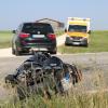 Am Dienstagnachmittag  gegen 15:38 Uhr ist zwischen Biberach und Roggenburg eine Autofahrerin mit einem Motorradfahrer zusammengekracht. Die 24-jährige Fahrerin hatte den 31-Jährigen Biker beim Abbiegen auf einen Feldweg übersehen. Der Motorradfahrer konnte nicht mehr bremsen und stieß mit dem Auto zusammen. 
Motorradfahrer im KrankenhausDer Motorradfahrer stürzte anschließend und erlitt dabei schwere Verletzungen. Ein Rettungshubschrauber brachte ihn sofort ins Krankenhaus. Die Autofahrerin wurde nur leicht verletzt. An beiden Fahrzeugen entstand hoher Sachschaden, sie wurden abgeschleppt. Die Staatsanwaltschaft hat die Hinzuziehung eines Sachverständigen angeordnet. Die Polizei musste die Fahrbahn für einen längeren Zeitraum komplett sperren.  Insgesamt waren 16 Einsatzkräfte der Feuerwehren Weißenhorn, Roggenburg und Biberach vor Ort.