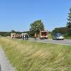 Auf der B12 nach der Ausfahrt Biessenhofen Richtung Kaufbeuren hat es am Montagabend einen schweren Unfall mit mehreren Fahrzeugen gegeben. Die B12 war für mehrere Stunden gesperrt. 
[embedcode=alucb84cvzj][/embedcode]
Fünf Fahrzeuge beteiligt
Gegen 17 Uhr war der 51-jährige Fahrer eines Mercedes Sprinter auf Höhe des Dietweges auf die Gegenfahrbahn geraten und hatte zunächst zwei entgegenkommende Fahrzeuge touchiert. Bei dem Versuch auszuweichen prallten die beiden PKW dann in ein weiteres entgegenkommendes Fahrzeug. Auch ein fünftes Fahrzeug musste dem Unfall ausweichen und landete im Straßengraben, so die Polizei.Insgesamt sechs Verletzte
Bei dem Unfall auf der B12 zogen sich drei Personen schwere Verletzungen zu - drei weitere wurden leicht verletzt. Die Bundesstraße war bis etwa 22 Uhr komplett gesperrt. Der entstandene Sachschaden beläuft sich auf über 80.000 Euro. Zur Klärung der Unfallursache befand sich auch ein Gutachter vor Ort.