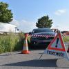 Auf der B12 nach der Ausfahrt Biessenhofen Richtung Kaufbeuren hat es am Montagabend einen schweren Unfall mit mehreren Fahrzeugen gegeben. Die B12 war für mehrere Stunden gesperrt. 
[embedcode=alucb84cvzj][/embedcode]
Fünf Fahrzeuge beteiligt
Gegen 17 Uhr war der 51-jährige Fahrer eines Mercedes Sprinter auf Höhe des Dietweges auf die Gegenfahrbahn geraten und hatte zunächst zwei entgegenkommende Fahrzeuge touchiert. Bei dem Versuch auszuweichen prallten die beiden PKW dann in ein weiteres entgegenkommendes Fahrzeug. Auch ein fünftes Fahrzeug musste dem Unfall ausweichen und landete im Straßengraben, so die Polizei.Insgesamt sechs Verletzte
Bei dem Unfall auf der B12 zogen sich drei Personen schwere Verletzungen zu - drei weitere wurden leicht verletzt. Die Bundesstraße war bis etwa 22 Uhr komplett gesperrt. Der entstandene Sachschaden beläuft sich auf über 80.000 Euro. Zur Klärung der Unfallursache befand sich auch ein Gutachter vor Ort.