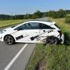 Auf der B12 nach der Ausfahrt Biessenhofen Richtung Kaufbeuren hat es am Montagabend einen schweren Unfall mit mehreren Fahrzeugen gegeben. Die B12 war für mehrere Stunden gesperrt. 
[embedcode=alucb84cvzj][/embedcode]
Fünf Fahrzeuge beteiligt
Gegen 17 Uhr war der 51-jährige Fahrer eines Mercedes Sprinter auf Höhe des Dietweges auf die Gegenfahrbahn geraten und hatte zunächst zwei entgegenkommende Fahrzeuge touchiert. Bei dem Versuch auszuweichen prallten die beiden PKW dann in ein weiteres entgegenkommendes Fahrzeug. Auch ein fünftes Fahrzeug musste dem Unfall ausweichen und landete im Straßengraben, so die Polizei.Insgesamt sechs Verletzte
Bei dem Unfall auf der B12 zogen sich drei Personen schwere Verletzungen zu - drei weitere wurden leicht verletzt. Die Bundesstraße war bis etwa 22 Uhr komplett gesperrt. Der entstandene Sachschaden beläuft sich auf über 80.000 Euro. Zur Klärung der Unfallursache befand sich auch ein Gutachter vor Ort.