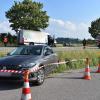 Auf der B12 nach der Ausfahrt Biessenhofen Richtung Kaufbeuren hat es am Montagabend einen schweren Unfall mit mehreren Fahrzeugen gegeben. Die B12 war für mehrere Stunden gesperrt. 
[embedcode=alucb84cvzj][/embedcode]
Fünf Fahrzeuge beteiligt
Gegen 17 Uhr war der 51-jährige Fahrer eines Mercedes Sprinter auf Höhe des Dietweges auf die Gegenfahrbahn geraten und hatte zunächst zwei entgegenkommende Fahrzeuge touchiert. Bei dem Versuch auszuweichen prallten die beiden PKW dann in ein weiteres entgegenkommendes Fahrzeug. Auch ein fünftes Fahrzeug musste dem Unfall ausweichen und landete im Straßengraben, so die Polizei.Insgesamt sechs Verletzte
Bei dem Unfall auf der B12 zogen sich drei Personen schwere Verletzungen zu - drei weitere wurden leicht verletzt. Die Bundesstraße war bis etwa 22 Uhr komplett gesperrt. Der entstandene Sachschaden beläuft sich auf über 80.000 Euro. Zur Klärung der Unfallursache befand sich auch ein Gutachter vor Ort.