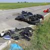 Am Dienstagnachmittag  gegen 15:38 Uhr ist zwischen Biberach und Roggenburg eine Autofahrerin mit einem Motorradfahrer zusammengekracht. Die 24-jährige Fahrerin hatte den 31-Jährigen Biker beim Abbiegen auf einen Feldweg übersehen. Der Motorradfahrer konnte nicht mehr bremsen und stieß mit dem Auto zusammen. 
Motorradfahrer im KrankenhausDer Motorradfahrer stürzte anschließend und erlitt dabei schwere Verletzungen. Ein Rettungshubschrauber brachte ihn sofort ins Krankenhaus. Die Autofahrerin wurde nur leicht verletzt. An beiden Fahrzeugen entstand hoher Sachschaden, sie wurden abgeschleppt. Die Staatsanwaltschaft hat die Hinzuziehung eines Sachverständigen angeordnet. Die Polizei musste die Fahrbahn für einen längeren Zeitraum komplett sperren.  Insgesamt waren 16 Einsatzkräfte der Feuerwehren Weißenhorn, Roggenburg und Biberach vor Ort.
