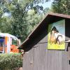 Am frühen Montagnachmittag ist in der Günzburger Gartenanlage "Reitplatz" eine Gartenhütte komplett abgebrannt. Mindestenst eine in der Hütte gelagerte Gasflasche ist laut Polizeibericht explodiert. 
Vermutlich keine BrandstiftungDie Freiwillige Feuerwehr hat den Brand gelöscht und ein Übergreifen des Brandes auf benachbarte Hütten verhindert. Konkrete Hinweise auf Brandstiftung sind derzeit nicht vorhanden, die Brandursache ist unklar. Der Sachschaden beläuft sich nach Schätzung der Polizei auf mehrere tausend Euro.