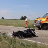 Am Dienstagnachmittag  gegen 15:38 Uhr ist zwischen Biberach und Roggenburg eine Autofahrerin mit einem Motorradfahrer zusammengekracht. Die 24-jährige Fahrerin hatte den 31-Jährigen Biker beim Abbiegen auf einen Feldweg übersehen. Der Motorradfahrer konnte nicht mehr bremsen und stieß mit dem Auto zusammen. 
Motorradfahrer im KrankenhausDer Motorradfahrer stürzte anschließend und erlitt dabei schwere Verletzungen. Ein Rettungshubschrauber brachte ihn sofort ins Krankenhaus. Die Autofahrerin wurde nur leicht verletzt. An beiden Fahrzeugen entstand hoher Sachschaden, sie wurden abgeschleppt. Die Staatsanwaltschaft hat die Hinzuziehung eines Sachverständigen angeordnet. Die Polizei musste die Fahrbahn für einen längeren Zeitraum komplett sperren.  Insgesamt waren 16 Einsatzkräfte der Feuerwehren Weißenhorn, Roggenburg und Biberach vor Ort.