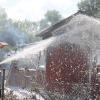 Am frühen Montagnachmittag ist in der Günzburger Gartenanlage "Reitplatz" eine Gartenhütte komplett abgebrannt. Mindestenst eine in der Hütte gelagerte Gasflasche ist laut Polizeibericht explodiert. 
Vermutlich keine BrandstiftungDie Freiwillige Feuerwehr hat den Brand gelöscht und ein Übergreifen des Brandes auf benachbarte Hütten verhindert. Konkrete Hinweise auf Brandstiftung sind derzeit nicht vorhanden, die Brandursache ist unklar. Der Sachschaden beläuft sich nach Schätzung der Polizei auf mehrere tausend Euro.