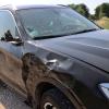 Am Dienstagnachmittag  gegen 15:38 Uhr ist zwischen Biberach und Roggenburg eine Autofahrerin mit einem Motorradfahrer zusammengekracht. Die 24-jährige Fahrerin hatte den 31-Jährigen Biker beim Abbiegen auf einen Feldweg übersehen. Der Motorradfahrer konnte nicht mehr bremsen und stieß mit dem Auto zusammen. 
Motorradfahrer im KrankenhausDer Motorradfahrer stürzte anschließend und erlitt dabei schwere Verletzungen. Ein Rettungshubschrauber brachte ihn sofort ins Krankenhaus. Die Autofahrerin wurde nur leicht verletzt. An beiden Fahrzeugen entstand hoher Sachschaden, sie wurden abgeschleppt. Die Staatsanwaltschaft hat die Hinzuziehung eines Sachverständigen angeordnet. Die Polizei musste die Fahrbahn für einen längeren Zeitraum komplett sperren.  Insgesamt waren 16 Einsatzkräfte der Feuerwehren Weißenhorn, Roggenburg und Biberach vor Ort.