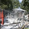Am frühen Montagnachmittag ist in der Günzburger Gartenanlage "Reitplatz" eine Gartenhütte komplett abgebrannt. Mindestenst eine in der Hütte gelagerte Gasflasche ist laut Polizeibericht explodiert. 
Vermutlich keine BrandstiftungDie Freiwillige Feuerwehr hat den Brand gelöscht und ein Übergreifen des Brandes auf benachbarte Hütten verhindert. Konkrete Hinweise auf Brandstiftung sind derzeit nicht vorhanden, die Brandursache ist unklar. Der Sachschaden beläuft sich nach Schätzung der Polizei auf mehrere tausend Euro.