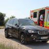 Am Dienstagnachmittag  gegen 15:38 Uhr ist zwischen Biberach und Roggenburg eine Autofahrerin mit einem Motorradfahrer zusammengekracht. Die 24-jährige Fahrerin hatte den 31-Jährigen Biker beim Abbiegen auf einen Feldweg übersehen. Der Motorradfahrer konnte nicht mehr bremsen und stieß mit dem Auto zusammen. 
Motorradfahrer im KrankenhausDer Motorradfahrer stürzte anschließend und erlitt dabei schwere Verletzungen. Ein Rettungshubschrauber brachte ihn sofort ins Krankenhaus. Die Autofahrerin wurde nur leicht verletzt. An beiden Fahrzeugen entstand hoher Sachschaden, sie wurden abgeschleppt. Die Staatsanwaltschaft hat die Hinzuziehung eines Sachverständigen angeordnet. Die Polizei musste die Fahrbahn für einen längeren Zeitraum komplett sperren.  Insgesamt waren 16 Einsatzkräfte der Feuerwehren Weißenhorn, Roggenburg und Biberach vor Ort.