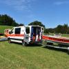 Am Sonntagnachmittag ist ein 70-jähriger Quadfahrer bei einem schweren Verkehrsunfall bei Marktoberdorf ums Leben gekommen. Der 70-Jährige war laut Polizei zwischen Gehren und Selbensberg unterwegs, als er alleinbeteiligt von der Fahrbahn abkam und in einer starken Rechtskurve zusammen mit seinem Quad in ein Regenüberlaufbecken stürzte.
[video]https://www.youtube.com/watch?v=oioxID-hJmg[/video]
Fahrer unter Wasser eingeklemmtLaut einem kurz nach dem Verkehrsunfall hinzugekommen Zeugen war der Fahrer unter dem Fahrzeug im Wasser eingeklemmt. Das Quad hatte außerdem Feuer gefangen. Nachdem der Brand gelöscht war, konnten die Einsatzkräfte den 70-Jährigen nur noch tot bergen. Mehrere Einsatzkräfte im EinsatzDie Feuerwehr Bertoldshofen war mit mehreren Einsatzfahrzeugen vor Ort. Auch die Wasserwacht war mit mehreren Helfern an der Unfallstelle. ebenso wie Krankenwagen und Notarzt. Die Bergung des Fahrzeugs dauerte ca. zweieinhalb Stunden. An dem Quad entstand ein wirtschaftlicher Totalschaden in Höhe von ca. 7.000 Euro. Die Verkehrsunfallermittlungen dauern an.