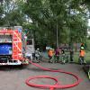 Am frühen Montagnachmittag ist in der Günzburger Gartenanlage "Reitplatz" eine Gartenhütte komplett abgebrannt. Mindestenst eine in der Hütte gelagerte Gasflasche ist laut Polizeibericht explodiert. 
Vermutlich keine BrandstiftungDie Freiwillige Feuerwehr hat den Brand gelöscht und ein Übergreifen des Brandes auf benachbarte Hütten verhindert. Konkrete Hinweise auf Brandstiftung sind derzeit nicht vorhanden, die Brandursache ist unklar. Der Sachschaden beläuft sich nach Schätzung der Polizei auf mehrere tausend Euro.