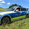 Am Sonntagnachmittag ist ein 70-jähriger Quadfahrer bei einem schweren Verkehrsunfall bei Marktoberdorf ums Leben gekommen. Der 70-Jährige war laut Polizei zwischen Gehren und Selbensberg unterwegs, als er alleinbeteiligt von der Fahrbahn abkam und in einer starken Rechtskurve zusammen mit seinem Quad in ein Regenüberlaufbecken stürzte.
[video]https://www.youtube.com/watch?v=oioxID-hJmg[/video]
Fahrer unter Wasser eingeklemmtLaut einem kurz nach dem Verkehrsunfall hinzugekommen Zeugen war der Fahrer unter dem Fahrzeug im Wasser eingeklemmt. Das Quad hatte außerdem Feuer gefangen. Nachdem der Brand gelöscht war, konnten die Einsatzkräfte den 70-Jährigen nur noch tot bergen. Mehrere Einsatzkräfte im EinsatzDie Feuerwehr Bertoldshofen war mit mehreren Einsatzfahrzeugen vor Ort. Auch die Wasserwacht war mit mehreren Helfern an der Unfallstelle. ebenso wie Krankenwagen und Notarzt. Die Bergung des Fahrzeugs dauerte ca. zweieinhalb Stunden. An dem Quad entstand ein wirtschaftlicher Totalschaden in Höhe von ca. 7.000 Euro. Die Verkehrsunfallermittlungen dauern an.