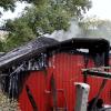 Am frühen Montagnachmittag ist in der Günzburger Gartenanlage "Reitplatz" eine Gartenhütte komplett abgebrannt. Mindestenst eine in der Hütte gelagerte Gasflasche ist laut Polizeibericht explodiert. 
Vermutlich keine BrandstiftungDie Freiwillige Feuerwehr hat den Brand gelöscht und ein Übergreifen des Brandes auf benachbarte Hütten verhindert. Konkrete Hinweise auf Brandstiftung sind derzeit nicht vorhanden, die Brandursache ist unklar. Der Sachschaden beläuft sich nach Schätzung der Polizei auf mehrere tausend Euro.
