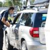 Polizeibeamte der Verkehrspolizeistationen Neu-Ulm und Memmingen und der Autobahnpolizei Memmingen haben am Donnerstagvormittag Wohnmobile und Wohnwagengespanne auf der A7 kontrolliert. Insgesamt hatten die Beamtinnen und Beamten während der rund 4,5-stündigen Kontrolle an der Raststätte "Allgäuer Tor" nur wenig zu beanstanden. 
Situation hat sich in den letzten Jahren deutlich verbessertDamit folgt die heutige Kontrolle dem Trend der letzten Jahren. Gab es vor über zehn Jahren noch regelmäßig Beanstandungen bei derartigen Kontrollen, so ist mittlerweile ein Großteil der Wohnmobil- und Wohnwagen-Fahrer sicher und im Rahmen der Vorschriften unterwegs. Laut Josef Gast, dem Dienststellenleiter der Autobahnpolizei Memmingen, liegt das einerseits an der intensiven Präventionsarbeit der Polizei in Bayern, andererseits aber auch an der technischen Entwicklung der modernen Wohnmobile und Wohnwägen. Im Vergleich zu älteren Modellen ist zum Beispiel die Zuladekapazität moderner Fahrzeuge oftmals deutlich höher, als das noch vor einigen Jahren der Fall war.Gesamtgewicht immer seltener ein ProblemInsgesamt ist ein überschrittenes Gesamtgewicht der Reisemobile und Wohnwagen-Gespanne immer seltener ein Grund für Beanstandungen durch die Polizei, so Josef Gast. Viel eher hakt es da - besonders bei Wohnwagen-Gespannen - an anderen Faktoren: Auf die Stützlast achten: Nicht alle Gespannfahrer haben die zulässige Stützlast - also das Gewicht, das auf die Anhängerkupplung des Zugfahrzeugs wirkt - im Blick. Gerade hier stellen die Beamtinnen und Beamten immer wieder Verstöße fest. Ein voller Wassertank, schwere Gasflaschen und dann noch E-Bikes auf der Deichsel des Wohnwagens und schon ist die zulässige Stützlast schnell überschritten. Liegt die 20 Prozent über dem zulässigen Wert, muss die Polizei eine Weiterfahrt unterbinden. Dann hilft nur: Abladen und mit weniger Last weiterfahren.Ladungssicherung nicht vergessen: Ein weiteres Problem - die Ladungssicherung. Wie bei Transportern, LKW und anderen Anhängern gilt auch bei der Fahrt in den Urlaub: Die Ladung in Wohnwagen und Wohnmobil muss der Fahrer ordentlich sichern und verstauen. Auch hier stellt die Polizei bei Kontrollen immer wieder Mängel fest. Die richtigen Reifen am Wohnwagen und genügend Übung: Neben Ladungssicherung, Stützlast und Gesamtgewicht achten die Beamten natürlich auch auf weitere Faktoren. Ein Beispiel: Bei Wohnwägen mit einer 100 km/h-Zulassung auf Autobahnen spielen die Reifen des Anhängers eine entscheidende Rolle. Diese müssen nicht nur für 120 km/h ausgelegt sein, sondern dürfen auch ein bestimmtes Alter nicht überschreiten. Spätestens nach sechs Jahren müssen auf den Anhänger nämlich neue Reifen drauf, sonst erlischt automatisch die 100 km/h-Zulassung und es darf nur noch mit maximal 80 km/h gefahren werden.Grundsätzlicher Tipp des Polizisten: Fahrsicherheitstraining mit Anhänger oder WohnmobilAbseits von Gewichtsgrenzen, Reifenalter und Ladungssicherung rät Josef Gast allen Wohnmobil- und Wohnwagen-Fahrern zu einer angepassten Fahrweise und regelmäßigen Sicherheitstrainings. Gerade wenn man nur ein paar Mal im Jahr mit Reisemobil und Wohnwagen unterwegs ist, bringt regelmäßige Übung ein großes Plus an Sicherheit. Allerdings - und darauf legt der Chef der Memminger Autobahnpolizei Wert - gilt das auch für alle anderen Fahrzeuge.