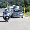 Polizeibeamte der Verkehrspolizeistationen Neu-Ulm und Memmingen und der Autobahnpolizei Memmingen haben am Donnerstagvormittag Wohnmobile und Wohnwagengespanne auf der A7 kontrolliert. Insgesamt hatten die Beamtinnen und Beamten während der rund 4,5-stündigen Kontrolle an der Raststätte "Allgäuer Tor" nur wenig zu beanstanden. 
Situation hat sich in den letzten Jahren deutlich verbessertDamit folgt die heutige Kontrolle dem Trend der letzten Jahren. Gab es vor über zehn Jahren noch regelmäßig Beanstandungen bei derartigen Kontrollen, so ist mittlerweile ein Großteil der Wohnmobil- und Wohnwagen-Fahrer sicher und im Rahmen der Vorschriften unterwegs. Laut Josef Gast, dem Dienststellenleiter der Autobahnpolizei Memmingen, liegt das einerseits an der intensiven Präventionsarbeit der Polizei in Bayern, andererseits aber auch an der technischen Entwicklung der modernen Wohnmobile und Wohnwägen. Im Vergleich zu älteren Modellen ist zum Beispiel die Zuladekapazität moderner Fahrzeuge oftmals deutlich höher, als das noch vor einigen Jahren der Fall war.Gesamtgewicht immer seltener ein ProblemInsgesamt ist ein überschrittenes Gesamtgewicht der Reisemobile und Wohnwagen-Gespanne immer seltener ein Grund für Beanstandungen durch die Polizei, so Josef Gast. Viel eher hakt es da - besonders bei Wohnwagen-Gespannen - an anderen Faktoren: Auf die Stützlast achten: Nicht alle Gespannfahrer haben die zulässige Stützlast - also das Gewicht, das auf die Anhängerkupplung des Zugfahrzeugs wirkt - im Blick. Gerade hier stellen die Beamtinnen und Beamten immer wieder Verstöße fest. Ein voller Wassertank, schwere Gasflaschen und dann noch E-Bikes auf der Deichsel des Wohnwagens und schon ist die zulässige Stützlast schnell überschritten. Liegt die 20 Prozent über dem zulässigen Wert, muss die Polizei eine Weiterfahrt unterbinden. Dann hilft nur: Abladen und mit weniger Last weiterfahren.Ladungssicherung nicht vergessen: Ein weiteres Problem - die Ladungssicherung. Wie bei Transportern, LKW und anderen Anhängern gilt auch bei der Fahrt in den Urlaub: Die Ladung in Wohnwagen und Wohnmobil muss der Fahrer ordentlich sichern und verstauen. Auch hier stellt die Polizei bei Kontrollen immer wieder Mängel fest. Die richtigen Reifen am Wohnwagen und genügend Übung: Neben Ladungssicherung, Stützlast und Gesamtgewicht achten die Beamten natürlich auch auf weitere Faktoren. Ein Beispiel: Bei Wohnwägen mit einer 100 km/h-Zulassung auf Autobahnen spielen die Reifen des Anhängers eine entscheidende Rolle. Diese müssen nicht nur für 120 km/h ausgelegt sein, sondern dürfen auch ein bestimmtes Alter nicht überschreiten. Spätestens nach sechs Jahren müssen auf den Anhänger nämlich neue Reifen drauf, sonst erlischt automatisch die 100 km/h-Zulassung und es darf nur noch mit maximal 80 km/h gefahren werden.Grundsätzlicher Tipp des Polizisten: Fahrsicherheitstraining mit Anhänger oder WohnmobilAbseits von Gewichtsgrenzen, Reifenalter und Ladungssicherung rät Josef Gast allen Wohnmobil- und Wohnwagen-Fahrern zu einer angepassten Fahrweise und regelmäßigen Sicherheitstrainings. Gerade wenn man nur ein paar Mal im Jahr mit Reisemobil und Wohnwagen unterwegs ist, bringt regelmäßige Übung ein großes Plus an Sicherheit. Allerdings - und darauf legt der Chef der Memminger Autobahnpolizei Wert - gilt das auch für alle anderen Fahrzeuge.
