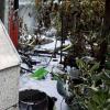 Am frühen Montagnachmittag ist in der Günzburger Gartenanlage "Reitplatz" eine Gartenhütte komplett abgebrannt. Mindestenst eine in der Hütte gelagerte Gasflasche ist laut Polizeibericht explodiert. 
Vermutlich keine BrandstiftungDie Freiwillige Feuerwehr hat den Brand gelöscht und ein Übergreifen des Brandes auf benachbarte Hütten verhindert. Konkrete Hinweise auf Brandstiftung sind derzeit nicht vorhanden, die Brandursache ist unklar. Der Sachschaden beläuft sich nach Schätzung der Polizei auf mehrere tausend Euro.