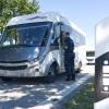 Polizeibeamte der Verkehrspolizeistationen Neu-Ulm und Memmingen und der Autobahnpolizei Memmingen haben am Donnerstagvormittag Wohnmobile und Wohnwagengespanne auf der A7 kontrolliert. Insgesamt hatten die Beamtinnen und Beamten während der rund 4,5-stündigen Kontrolle an der Raststätte "Allgäuer Tor" nur wenig zu beanstanden. 
Situation hat sich in den letzten Jahren deutlich verbessertDamit folgt die heutige Kontrolle dem Trend der letzten Jahren. Gab es vor über zehn Jahren noch regelmäßig Beanstandungen bei derartigen Kontrollen, so ist mittlerweile ein Großteil der Wohnmobil- und Wohnwagen-Fahrer sicher und im Rahmen der Vorschriften unterwegs. Laut Josef Gast, dem Dienststellenleiter der Autobahnpolizei Memmingen, liegt das einerseits an der intensiven Präventionsarbeit der Polizei in Bayern, andererseits aber auch an der technischen Entwicklung der modernen Wohnmobile und Wohnwägen. Im Vergleich zu älteren Modellen ist zum Beispiel die Zuladekapazität moderner Fahrzeuge oftmals deutlich höher, als das noch vor einigen Jahren der Fall war.Gesamtgewicht immer seltener ein ProblemInsgesamt ist ein überschrittenes Gesamtgewicht der Reisemobile und Wohnwagen-Gespanne immer seltener ein Grund für Beanstandungen durch die Polizei, so Josef Gast. Viel eher hakt es da - besonders bei Wohnwagen-Gespannen - an anderen Faktoren: Auf die Stützlast achten: Nicht alle Gespannfahrer haben die zulässige Stützlast - also das Gewicht, das auf die Anhängerkupplung des Zugfahrzeugs wirkt - im Blick. Gerade hier stellen die Beamtinnen und Beamten immer wieder Verstöße fest. Ein voller Wassertank, schwere Gasflaschen und dann noch E-Bikes auf der Deichsel des Wohnwagens und schon ist die zulässige Stützlast schnell überschritten. Liegt die 20 Prozent über dem zulässigen Wert, muss die Polizei eine Weiterfahrt unterbinden. Dann hilft nur: Abladen und mit weniger Last weiterfahren.Ladungssicherung nicht vergessen: Ein weiteres Problem - die Ladungssicherung. Wie bei Transportern, LKW und anderen Anhängern gilt auch bei der Fahrt in den Urlaub: Die Ladung in Wohnwagen und Wohnmobil muss der Fahrer ordentlich sichern und verstauen. Auch hier stellt die Polizei bei Kontrollen immer wieder Mängel fest. Die richtigen Reifen am Wohnwagen und genügend Übung: Neben Ladungssicherung, Stützlast und Gesamtgewicht achten die Beamten natürlich auch auf weitere Faktoren. Ein Beispiel: Bei Wohnwägen mit einer 100 km/h-Zulassung auf Autobahnen spielen die Reifen des Anhängers eine entscheidende Rolle. Diese müssen nicht nur für 120 km/h ausgelegt sein, sondern dürfen auch ein bestimmtes Alter nicht überschreiten. Spätestens nach sechs Jahren müssen auf den Anhänger nämlich neue Reifen drauf, sonst erlischt automatisch die 100 km/h-Zulassung und es darf nur noch mit maximal 80 km/h gefahren werden.Grundsätzlicher Tipp des Polizisten: Fahrsicherheitstraining mit Anhänger oder WohnmobilAbseits von Gewichtsgrenzen, Reifenalter und Ladungssicherung rät Josef Gast allen Wohnmobil- und Wohnwagen-Fahrern zu einer angepassten Fahrweise und regelmäßigen Sicherheitstrainings. Gerade wenn man nur ein paar Mal im Jahr mit Reisemobil und Wohnwagen unterwegs ist, bringt regelmäßige Übung ein großes Plus an Sicherheit. Allerdings - und darauf legt der Chef der Memminger Autobahnpolizei Wert - gilt das auch für alle anderen Fahrzeuge.