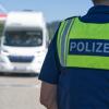 Polizeibeamte der Verkehrspolizeistationen Neu-Ulm und Memmingen und der Autobahnpolizei Memmingen haben am Donnerstagvormittag Wohnmobile und Wohnwagengespanne auf der A7 kontrolliert. Insgesamt hatten die Beamtinnen und Beamten während der rund 4,5-stündigen Kontrolle an der Raststätte "Allgäuer Tor" nur wenig zu beanstanden. 
Situation hat sich in den letzten Jahren deutlich verbessertDamit folgt die heutige Kontrolle dem Trend der letzten Jahren. Gab es vor über zehn Jahren noch regelmäßig Beanstandungen bei derartigen Kontrollen, so ist mittlerweile ein Großteil der Wohnmobil- und Wohnwagen-Fahrer sicher und im Rahmen der Vorschriften unterwegs. Laut Josef Gast, dem Dienststellenleiter der Autobahnpolizei Memmingen, liegt das einerseits an der intensiven Präventionsarbeit der Polizei in Bayern, andererseits aber auch an der technischen Entwicklung der modernen Wohnmobile und Wohnwägen. Im Vergleich zu älteren Modellen ist zum Beispiel die Zuladekapazität moderner Fahrzeuge oftmals deutlich höher, als das noch vor einigen Jahren der Fall war.Gesamtgewicht immer seltener ein ProblemInsgesamt ist ein überschrittenes Gesamtgewicht der Reisemobile und Wohnwagen-Gespanne immer seltener ein Grund für Beanstandungen durch die Polizei, so Josef Gast. Viel eher hakt es da - besonders bei Wohnwagen-Gespannen - an anderen Faktoren: Auf die Stützlast achten: Nicht alle Gespannfahrer haben die zulässige Stützlast - also das Gewicht, das auf die Anhängerkupplung des Zugfahrzeugs wirkt - im Blick. Gerade hier stellen die Beamtinnen und Beamten immer wieder Verstöße fest. Ein voller Wassertank, schwere Gasflaschen und dann noch E-Bikes auf der Deichsel des Wohnwagens und schon ist die zulässige Stützlast schnell überschritten. Liegt die 20 Prozent über dem zulässigen Wert, muss die Polizei eine Weiterfahrt unterbinden. Dann hilft nur: Abladen und mit weniger Last weiterfahren.Ladungssicherung nicht vergessen: Ein weiteres Problem - die Ladungssicherung. Wie bei Transportern, LKW und anderen Anhängern gilt auch bei der Fahrt in den Urlaub: Die Ladung in Wohnwagen und Wohnmobil muss der Fahrer ordentlich sichern und verstauen. Auch hier stellt die Polizei bei Kontrollen immer wieder Mängel fest. Die richtigen Reifen am Wohnwagen und genügend Übung: Neben Ladungssicherung, Stützlast und Gesamtgewicht achten die Beamten natürlich auch auf weitere Faktoren. Ein Beispiel: Bei Wohnwägen mit einer 100 km/h-Zulassung auf Autobahnen spielen die Reifen des Anhängers eine entscheidende Rolle. Diese müssen nicht nur für 120 km/h ausgelegt sein, sondern dürfen auch ein bestimmtes Alter nicht überschreiten. Spätestens nach sechs Jahren müssen auf den Anhänger nämlich neue Reifen drauf, sonst erlischt automatisch die 100 km/h-Zulassung und es darf nur noch mit maximal 80 km/h gefahren werden.Grundsätzlicher Tipp des Polizisten: Fahrsicherheitstraining mit Anhänger oder WohnmobilAbseits von Gewichtsgrenzen, Reifenalter und Ladungssicherung rät Josef Gast allen Wohnmobil- und Wohnwagen-Fahrern zu einer angepassten Fahrweise und regelmäßigen Sicherheitstrainings. Gerade wenn man nur ein paar Mal im Jahr mit Reisemobil und Wohnwagen unterwegs ist, bringt regelmäßige Übung ein großes Plus an Sicherheit. Allerdings - und darauf legt der Chef der Memminger Autobahnpolizei Wert - gilt das auch für alle anderen Fahrzeuge.