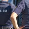 Polizeibeamte der Verkehrspolizeistationen Neu-Ulm und Memmingen und der Autobahnpolizei Memmingen haben am Donnerstagvormittag Wohnmobile und Wohnwagengespanne auf der A7 kontrolliert. Insgesamt hatten die Beamtinnen und Beamten während der rund 4,5-stündigen Kontrolle an der Raststätte "Allgäuer Tor" nur wenig zu beanstanden. 
Situation hat sich in den letzten Jahren deutlich verbessertDamit folgt die heutige Kontrolle dem Trend der letzten Jahren. Gab es vor über zehn Jahren noch regelmäßig Beanstandungen bei derartigen Kontrollen, so ist mittlerweile ein Großteil der Wohnmobil- und Wohnwagen-Fahrer sicher und im Rahmen der Vorschriften unterwegs. Laut Josef Gast, dem Dienststellenleiter der Autobahnpolizei Memmingen, liegt das einerseits an der intensiven Präventionsarbeit der Polizei in Bayern, andererseits aber auch an der technischen Entwicklung der modernen Wohnmobile und Wohnwägen. Im Vergleich zu älteren Modellen ist zum Beispiel die Zuladekapazität moderner Fahrzeuge oftmals deutlich höher, als das noch vor einigen Jahren der Fall war.Gesamtgewicht immer seltener ein ProblemInsgesamt ist ein überschrittenes Gesamtgewicht der Reisemobile und Wohnwagen-Gespanne immer seltener ein Grund für Beanstandungen durch die Polizei, so Josef Gast. Viel eher hakt es da - besonders bei Wohnwagen-Gespannen - an anderen Faktoren: Auf die Stützlast achten: Nicht alle Gespannfahrer haben die zulässige Stützlast - also das Gewicht, das auf die Anhängerkupplung des Zugfahrzeugs wirkt - im Blick. Gerade hier stellen die Beamtinnen und Beamten immer wieder Verstöße fest. Ein voller Wassertank, schwere Gasflaschen und dann noch E-Bikes auf der Deichsel des Wohnwagens und schon ist die zulässige Stützlast schnell überschritten. Liegt die 20 Prozent über dem zulässigen Wert, muss die Polizei eine Weiterfahrt unterbinden. Dann hilft nur: Abladen und mit weniger Last weiterfahren.Ladungssicherung nicht vergessen: Ein weiteres Problem - die Ladungssicherung. Wie bei Transportern, LKW und anderen Anhängern gilt auch bei der Fahrt in den Urlaub: Die Ladung in Wohnwagen und Wohnmobil muss der Fahrer ordentlich sichern und verstauen. Auch hier stellt die Polizei bei Kontrollen immer wieder Mängel fest. Die richtigen Reifen am Wohnwagen und genügend Übung: Neben Ladungssicherung, Stützlast und Gesamtgewicht achten die Beamten natürlich auch auf weitere Faktoren. Ein Beispiel: Bei Wohnwägen mit einer 100 km/h-Zulassung auf Autobahnen spielen die Reifen des Anhängers eine entscheidende Rolle. Diese müssen nicht nur für 120 km/h ausgelegt sein, sondern dürfen auch ein bestimmtes Alter nicht überschreiten. Spätestens nach sechs Jahren müssen auf den Anhänger nämlich neue Reifen drauf, sonst erlischt automatisch die 100 km/h-Zulassung und es darf nur noch mit maximal 80 km/h gefahren werden.Grundsätzlicher Tipp des Polizisten: Fahrsicherheitstraining mit Anhänger oder WohnmobilAbseits von Gewichtsgrenzen, Reifenalter und Ladungssicherung rät Josef Gast allen Wohnmobil- und Wohnwagen-Fahrern zu einer angepassten Fahrweise und regelmäßigen Sicherheitstrainings. Gerade wenn man nur ein paar Mal im Jahr mit Reisemobil und Wohnwagen unterwegs ist, bringt regelmäßige Übung ein großes Plus an Sicherheit. Allerdings - und darauf legt der Chef der Memminger Autobahnpolizei Wert - gilt das auch für alle anderen Fahrzeuge.