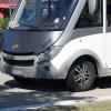 Polizeibeamte der Verkehrspolizeistationen Neu-Ulm und Memmingen und der Autobahnpolizei Memmingen haben am Donnerstagvormittag Wohnmobile und Wohnwagengespanne auf der A7 kontrolliert. Insgesamt hatten die Beamtinnen und Beamten während der rund 4,5-stündigen Kontrolle an der Raststätte "Allgäuer Tor" nur wenig zu beanstanden. 
Situation hat sich in den letzten Jahren deutlich verbessertDamit folgt die heutige Kontrolle dem Trend der letzten Jahren. Gab es vor über zehn Jahren noch regelmäßig Beanstandungen bei derartigen Kontrollen, so ist mittlerweile ein Großteil der Wohnmobil- und Wohnwagen-Fahrer sicher und im Rahmen der Vorschriften unterwegs. Laut Josef Gast, dem Dienststellenleiter der Autobahnpolizei Memmingen, liegt das einerseits an der intensiven Präventionsarbeit der Polizei in Bayern, andererseits aber auch an der technischen Entwicklung der modernen Wohnmobile und Wohnwägen. Im Vergleich zu älteren Modellen ist zum Beispiel die Zuladekapazität moderner Fahrzeuge oftmals deutlich höher, als das noch vor einigen Jahren der Fall war.Gesamtgewicht immer seltener ein ProblemInsgesamt ist ein überschrittenes Gesamtgewicht der Reisemobile und Wohnwagen-Gespanne immer seltener ein Grund für Beanstandungen durch die Polizei, so Josef Gast. Viel eher hakt es da - besonders bei Wohnwagen-Gespannen - an anderen Faktoren: Auf die Stützlast achten: Nicht alle Gespannfahrer haben die zulässige Stützlast - also das Gewicht, das auf die Anhängerkupplung des Zugfahrzeugs wirkt - im Blick. Gerade hier stellen die Beamtinnen und Beamten immer wieder Verstöße fest. Ein voller Wassertank, schwere Gasflaschen und dann noch E-Bikes auf der Deichsel des Wohnwagens und schon ist die zulässige Stützlast schnell überschritten. Liegt die 20 Prozent über dem zulässigen Wert, muss die Polizei eine Weiterfahrt unterbinden. Dann hilft nur: Abladen und mit weniger Last weiterfahren.Ladungssicherung nicht vergessen: Ein weiteres Problem - die Ladungssicherung. Wie bei Transportern, LKW und anderen Anhängern gilt auch bei der Fahrt in den Urlaub: Die Ladung in Wohnwagen und Wohnmobil muss der Fahrer ordentlich sichern und verstauen. Auch hier stellt die Polizei bei Kontrollen immer wieder Mängel fest. Die richtigen Reifen am Wohnwagen und genügend Übung: Neben Ladungssicherung, Stützlast und Gesamtgewicht achten die Beamten natürlich auch auf weitere Faktoren. Ein Beispiel: Bei Wohnwägen mit einer 100 km/h-Zulassung auf Autobahnen spielen die Reifen des Anhängers eine entscheidende Rolle. Diese müssen nicht nur für 120 km/h ausgelegt sein, sondern dürfen auch ein bestimmtes Alter nicht überschreiten. Spätestens nach sechs Jahren müssen auf den Anhänger nämlich neue Reifen drauf, sonst erlischt automatisch die 100 km/h-Zulassung und es darf nur noch mit maximal 80 km/h gefahren werden.Grundsätzlicher Tipp des Polizisten: Fahrsicherheitstraining mit Anhänger oder WohnmobilAbseits von Gewichtsgrenzen, Reifenalter und Ladungssicherung rät Josef Gast allen Wohnmobil- und Wohnwagen-Fahrern zu einer angepassten Fahrweise und regelmäßigen Sicherheitstrainings. Gerade wenn man nur ein paar Mal im Jahr mit Reisemobil und Wohnwagen unterwegs ist, bringt regelmäßige Übung ein großes Plus an Sicherheit. Allerdings - und darauf legt der Chef der Memminger Autobahnpolizei Wert - gilt das auch für alle anderen Fahrzeuge.