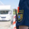 Polizeibeamte der Verkehrspolizeistationen Neu-Ulm und Memmingen und der Autobahnpolizei Memmingen haben am Donnerstagvormittag Wohnmobile und Wohnwagengespanne auf der A7 kontrolliert. Insgesamt hatten die Beamtinnen und Beamten während der rund 4,5-stündigen Kontrolle an der Raststätte "Allgäuer Tor" nur wenig zu beanstanden. 
Situation hat sich in den letzten Jahren deutlich verbessertDamit folgt die heutige Kontrolle dem Trend der letzten Jahren. Gab es vor über zehn Jahren noch regelmäßig Beanstandungen bei derartigen Kontrollen, so ist mittlerweile ein Großteil der Wohnmobil- und Wohnwagen-Fahrer sicher und im Rahmen der Vorschriften unterwegs. Laut Josef Gast, dem Dienststellenleiter der Autobahnpolizei Memmingen, liegt das einerseits an der intensiven Präventionsarbeit der Polizei in Bayern, andererseits aber auch an der technischen Entwicklung der modernen Wohnmobile und Wohnwägen. Im Vergleich zu älteren Modellen ist zum Beispiel die Zuladekapazität moderner Fahrzeuge oftmals deutlich höher, als das noch vor einigen Jahren der Fall war.Gesamtgewicht immer seltener ein ProblemInsgesamt ist ein überschrittenes Gesamtgewicht der Reisemobile und Wohnwagen-Gespanne immer seltener ein Grund für Beanstandungen durch die Polizei, so Josef Gast. Viel eher hakt es da - besonders bei Wohnwagen-Gespannen - an anderen Faktoren: Auf die Stützlast achten: Nicht alle Gespannfahrer haben die zulässige Stützlast - also das Gewicht, das auf die Anhängerkupplung des Zugfahrzeugs wirkt - im Blick. Gerade hier stellen die Beamtinnen und Beamten immer wieder Verstöße fest. Ein voller Wassertank, schwere Gasflaschen und dann noch E-Bikes auf der Deichsel des Wohnwagens und schon ist die zulässige Stützlast schnell überschritten. Liegt die 20 Prozent über dem zulässigen Wert, muss die Polizei eine Weiterfahrt unterbinden. Dann hilft nur: Abladen und mit weniger Last weiterfahren.Ladungssicherung nicht vergessen: Ein weiteres Problem - die Ladungssicherung. Wie bei Transportern, LKW und anderen Anhängern gilt auch bei der Fahrt in den Urlaub: Die Ladung in Wohnwagen und Wohnmobil muss der Fahrer ordentlich sichern und verstauen. Auch hier stellt die Polizei bei Kontrollen immer wieder Mängel fest. Die richtigen Reifen am Wohnwagen und genügend Übung: Neben Ladungssicherung, Stützlast und Gesamtgewicht achten die Beamten natürlich auch auf weitere Faktoren. Ein Beispiel: Bei Wohnwägen mit einer 100 km/h-Zulassung auf Autobahnen spielen die Reifen des Anhängers eine entscheidende Rolle. Diese müssen nicht nur für 120 km/h ausgelegt sein, sondern dürfen auch ein bestimmtes Alter nicht überschreiten. Spätestens nach sechs Jahren müssen auf den Anhänger nämlich neue Reifen drauf, sonst erlischt automatisch die 100 km/h-Zulassung und es darf nur noch mit maximal 80 km/h gefahren werden.Grundsätzlicher Tipp des Polizisten: Fahrsicherheitstraining mit Anhänger oder WohnmobilAbseits von Gewichtsgrenzen, Reifenalter und Ladungssicherung rät Josef Gast allen Wohnmobil- und Wohnwagen-Fahrern zu einer angepassten Fahrweise und regelmäßigen Sicherheitstrainings. Gerade wenn man nur ein paar Mal im Jahr mit Reisemobil und Wohnwagen unterwegs ist, bringt regelmäßige Übung ein großes Plus an Sicherheit. Allerdings - und darauf legt der Chef der Memminger Autobahnpolizei Wert - gilt das auch für alle anderen Fahrzeuge.