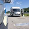 Polizeibeamte der Verkehrspolizeistationen Neu-Ulm und Memmingen und der Autobahnpolizei Memmingen haben am Donnerstagvormittag Wohnmobile und Wohnwagengespanne auf der A7 kontrolliert. Insgesamt hatten die Beamtinnen und Beamten während der rund 4,5-stündigen Kontrolle an der Raststätte "Allgäuer Tor" nur wenig zu beanstanden. 
Situation hat sich in den letzten Jahren deutlich verbessertDamit folgt die heutige Kontrolle dem Trend der letzten Jahren. Gab es vor über zehn Jahren noch regelmäßig Beanstandungen bei derartigen Kontrollen, so ist mittlerweile ein Großteil der Wohnmobil- und Wohnwagen-Fahrer sicher und im Rahmen der Vorschriften unterwegs. Laut Josef Gast, dem Dienststellenleiter der Autobahnpolizei Memmingen, liegt das einerseits an der intensiven Präventionsarbeit der Polizei in Bayern, andererseits aber auch an der technischen Entwicklung der modernen Wohnmobile und Wohnwägen. Im Vergleich zu älteren Modellen ist zum Beispiel die Zuladekapazität moderner Fahrzeuge oftmals deutlich höher, als das noch vor einigen Jahren der Fall war.Gesamtgewicht immer seltener ein ProblemInsgesamt ist ein überschrittenes Gesamtgewicht der Reisemobile und Wohnwagen-Gespanne immer seltener ein Grund für Beanstandungen durch die Polizei, so Josef Gast. Viel eher hakt es da - besonders bei Wohnwagen-Gespannen - an anderen Faktoren: Auf die Stützlast achten: Nicht alle Gespannfahrer haben die zulässige Stützlast - also das Gewicht, das auf die Anhängerkupplung des Zugfahrzeugs wirkt - im Blick. Gerade hier stellen die Beamtinnen und Beamten immer wieder Verstöße fest. Ein voller Wassertank, schwere Gasflaschen und dann noch E-Bikes auf der Deichsel des Wohnwagens und schon ist die zulässige Stützlast schnell überschritten. Liegt die 20 Prozent über dem zulässigen Wert, muss die Polizei eine Weiterfahrt unterbinden. Dann hilft nur: Abladen und mit weniger Last weiterfahren.Ladungssicherung nicht vergessen: Ein weiteres Problem - die Ladungssicherung. Wie bei Transportern, LKW und anderen Anhängern gilt auch bei der Fahrt in den Urlaub: Die Ladung in Wohnwagen und Wohnmobil muss der Fahrer ordentlich sichern und verstauen. Auch hier stellt die Polizei bei Kontrollen immer wieder Mängel fest. Die richtigen Reifen am Wohnwagen und genügend Übung: Neben Ladungssicherung, Stützlast und Gesamtgewicht achten die Beamten natürlich auch auf weitere Faktoren. Ein Beispiel: Bei Wohnwägen mit einer 100 km/h-Zulassung auf Autobahnen spielen die Reifen des Anhängers eine entscheidende Rolle. Diese müssen nicht nur für 120 km/h ausgelegt sein, sondern dürfen auch ein bestimmtes Alter nicht überschreiten. Spätestens nach sechs Jahren müssen auf den Anhänger nämlich neue Reifen drauf, sonst erlischt automatisch die 100 km/h-Zulassung und es darf nur noch mit maximal 80 km/h gefahren werden.Grundsätzlicher Tipp des Polizisten: Fahrsicherheitstraining mit Anhänger oder WohnmobilAbseits von Gewichtsgrenzen, Reifenalter und Ladungssicherung rät Josef Gast allen Wohnmobil- und Wohnwagen-Fahrern zu einer angepassten Fahrweise und regelmäßigen Sicherheitstrainings. Gerade wenn man nur ein paar Mal im Jahr mit Reisemobil und Wohnwagen unterwegs ist, bringt regelmäßige Übung ein großes Plus an Sicherheit. Allerdings - und darauf legt der Chef der Memminger Autobahnpolizei Wert - gilt das auch für alle anderen Fahrzeuge.