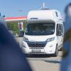 Polizeibeamte der Verkehrspolizeistationen Neu-Ulm und Memmingen und der Autobahnpolizei Memmingen haben am Donnerstagvormittag Wohnmobile und Wohnwagengespanne auf der A7 kontrolliert. Insgesamt hatten die Beamtinnen und Beamten während der rund 4,5-stündigen Kontrolle an der Raststätte "Allgäuer Tor" nur wenig zu beanstanden. 
Situation hat sich in den letzten Jahren deutlich verbessertDamit folgt die heutige Kontrolle dem Trend der letzten Jahren. Gab es vor über zehn Jahren noch regelmäßig Beanstandungen bei derartigen Kontrollen, so ist mittlerweile ein Großteil der Wohnmobil- und Wohnwagen-Fahrer sicher und im Rahmen der Vorschriften unterwegs. Laut Josef Gast, dem Dienststellenleiter der Autobahnpolizei Memmingen, liegt das einerseits an der intensiven Präventionsarbeit der Polizei in Bayern, andererseits aber auch an der technischen Entwicklung der modernen Wohnmobile und Wohnwägen. Im Vergleich zu älteren Modellen ist zum Beispiel die Zuladekapazität moderner Fahrzeuge oftmals deutlich höher, als das noch vor einigen Jahren der Fall war.Gesamtgewicht immer seltener ein ProblemInsgesamt ist ein überschrittenes Gesamtgewicht der Reisemobile und Wohnwagen-Gespanne immer seltener ein Grund für Beanstandungen durch die Polizei, so Josef Gast. Viel eher hakt es da - besonders bei Wohnwagen-Gespannen - an anderen Faktoren: Auf die Stützlast achten: Nicht alle Gespannfahrer haben die zulässige Stützlast - also das Gewicht, das auf die Anhängerkupplung des Zugfahrzeugs wirkt - im Blick. Gerade hier stellen die Beamtinnen und Beamten immer wieder Verstöße fest. Ein voller Wassertank, schwere Gasflaschen und dann noch E-Bikes auf der Deichsel des Wohnwagens und schon ist die zulässige Stützlast schnell überschritten. Liegt die 20 Prozent über dem zulässigen Wert, muss die Polizei eine Weiterfahrt unterbinden. Dann hilft nur: Abladen und mit weniger Last weiterfahren.Ladungssicherung nicht vergessen: Ein weiteres Problem - die Ladungssicherung. Wie bei Transportern, LKW und anderen Anhängern gilt auch bei der Fahrt in den Urlaub: Die Ladung in Wohnwagen und Wohnmobil muss der Fahrer ordentlich sichern und verstauen. Auch hier stellt die Polizei bei Kontrollen immer wieder Mängel fest. Die richtigen Reifen am Wohnwagen und genügend Übung: Neben Ladungssicherung, Stützlast und Gesamtgewicht achten die Beamten natürlich auch auf weitere Faktoren. Ein Beispiel: Bei Wohnwägen mit einer 100 km/h-Zulassung auf Autobahnen spielen die Reifen des Anhängers eine entscheidende Rolle. Diese müssen nicht nur für 120 km/h ausgelegt sein, sondern dürfen auch ein bestimmtes Alter nicht überschreiten. Spätestens nach sechs Jahren müssen auf den Anhänger nämlich neue Reifen drauf, sonst erlischt automatisch die 100 km/h-Zulassung und es darf nur noch mit maximal 80 km/h gefahren werden.Grundsätzlicher Tipp des Polizisten: Fahrsicherheitstraining mit Anhänger oder WohnmobilAbseits von Gewichtsgrenzen, Reifenalter und Ladungssicherung rät Josef Gast allen Wohnmobil- und Wohnwagen-Fahrern zu einer angepassten Fahrweise und regelmäßigen Sicherheitstrainings. Gerade wenn man nur ein paar Mal im Jahr mit Reisemobil und Wohnwagen unterwegs ist, bringt regelmäßige Übung ein großes Plus an Sicherheit. Allerdings - und darauf legt der Chef der Memminger Autobahnpolizei Wert - gilt das auch für alle anderen Fahrzeuge.