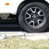 Polizeibeamte der Verkehrspolizeistationen Neu-Ulm und Memmingen und der Autobahnpolizei Memmingen haben am Donnerstagvormittag Wohnmobile und Wohnwagengespanne auf der A7 kontrolliert. Insgesamt hatten die Beamtinnen und Beamten während der rund 4,5-stündigen Kontrolle an der Raststätte "Allgäuer Tor" nur wenig zu beanstanden. 
Situation hat sich in den letzten Jahren deutlich verbessertDamit folgt die heutige Kontrolle dem Trend der letzten Jahren. Gab es vor über zehn Jahren noch regelmäßig Beanstandungen bei derartigen Kontrollen, so ist mittlerweile ein Großteil der Wohnmobil- und Wohnwagen-Fahrer sicher und im Rahmen der Vorschriften unterwegs. Laut Josef Gast, dem Dienststellenleiter der Autobahnpolizei Memmingen, liegt das einerseits an der intensiven Präventionsarbeit der Polizei in Bayern, andererseits aber auch an der technischen Entwicklung der modernen Wohnmobile und Wohnwägen. Im Vergleich zu älteren Modellen ist zum Beispiel die Zuladekapazität moderner Fahrzeuge oftmals deutlich höher, als das noch vor einigen Jahren der Fall war.Gesamtgewicht immer seltener ein ProblemInsgesamt ist ein überschrittenes Gesamtgewicht der Reisemobile und Wohnwagen-Gespanne immer seltener ein Grund für Beanstandungen durch die Polizei, so Josef Gast. Viel eher hakt es da - besonders bei Wohnwagen-Gespannen - an anderen Faktoren: Auf die Stützlast achten: Nicht alle Gespannfahrer haben die zulässige Stützlast - also das Gewicht, das auf die Anhängerkupplung des Zugfahrzeugs wirkt - im Blick. Gerade hier stellen die Beamtinnen und Beamten immer wieder Verstöße fest. Ein voller Wassertank, schwere Gasflaschen und dann noch E-Bikes auf der Deichsel des Wohnwagens und schon ist die zulässige Stützlast schnell überschritten. Liegt die 20 Prozent über dem zulässigen Wert, muss die Polizei eine Weiterfahrt unterbinden. Dann hilft nur: Abladen und mit weniger Last weiterfahren.Ladungssicherung nicht vergessen: Ein weiteres Problem - die Ladungssicherung. Wie bei Transportern, LKW und anderen Anhängern gilt auch bei der Fahrt in den Urlaub: Die Ladung in Wohnwagen und Wohnmobil muss der Fahrer ordentlich sichern und verstauen. Auch hier stellt die Polizei bei Kontrollen immer wieder Mängel fest. Die richtigen Reifen am Wohnwagen und genügend Übung: Neben Ladungssicherung, Stützlast und Gesamtgewicht achten die Beamten natürlich auch auf weitere Faktoren. Ein Beispiel: Bei Wohnwägen mit einer 100 km/h-Zulassung auf Autobahnen spielen die Reifen des Anhängers eine entscheidende Rolle. Diese müssen nicht nur für 120 km/h ausgelegt sein, sondern dürfen auch ein bestimmtes Alter nicht überschreiten. Spätestens nach sechs Jahren müssen auf den Anhänger nämlich neue Reifen drauf, sonst erlischt automatisch die 100 km/h-Zulassung und es darf nur noch mit maximal 80 km/h gefahren werden.Grundsätzlicher Tipp des Polizisten: Fahrsicherheitstraining mit Anhänger oder WohnmobilAbseits von Gewichtsgrenzen, Reifenalter und Ladungssicherung rät Josef Gast allen Wohnmobil- und Wohnwagen-Fahrern zu einer angepassten Fahrweise und regelmäßigen Sicherheitstrainings. Gerade wenn man nur ein paar Mal im Jahr mit Reisemobil und Wohnwagen unterwegs ist, bringt regelmäßige Übung ein großes Plus an Sicherheit. Allerdings - und darauf legt der Chef der Memminger Autobahnpolizei Wert - gilt das auch für alle anderen Fahrzeuge.