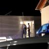 In einer Asylbewerberunterkunft in Kressbronn hat ein 31-Jähriger am späten Sonntagabend einen Menschen erstochen. Fünf weitere Personen mussten mit teils schweren Verletzungen in ein Krankenhaus.
Ein Toter - mehrere Verletzte in kritischem Zustand
Nach bisherigen Erkenntnissen soll ein 31-jährige Bewohner der Unterkunft gegen kurz vor 22 Uhr an mehreren Zimmern geklopft und dann wahllos auf die anwesenden Personen eingestochen haben. Bei dem Angriff wurde ein 38-jähriger Mann aus Syrien getötet. Fünf weitere Personen, vier Frauen im Alter zwischen 22 und 34 Jahren und ein 37-jähriger Mann wurden verletzt. Ein Opfer musste mit einem Rettungshubschrauber in ein Krankenhaus gebracht werden. Die anderen vier Verletzten wurden vom Rettungsdienst ebenfalls in Krankenhäuser gebracht. Bei einigen der anderen Verletzten sei der Gesundheitszustand ebenfalls als kritisch einzustufen, so das Polizeipräsidium Ravensburg. Nach bisherigem Kenntnisstand waren alle Beteiligten bis auf ein Opfer Bewohner der Unterkunft in der Argenstraße. 
[video]https://www.youtube.com/watch?v=XC_aiZoyyqQ[/video]Täter festgenommen
Der nigerianische Mann konnte durch die alarmierten Polizeibeamten vor der Unterkunft widerstandslos festgenommen werden. Der Hintergrund der Tat und der genaue Tatverlauf sind noch unklar. Spezialisten der Kriminaltechnik haben bis zum frühen Morgen Spuren am Tatort gesichert. Die Kripo in Friedrichshafen hat die Ermittlungen übernommen. Polizei, Rettungsdienst und Feuerwehr waren mit zahlreichen Einsatzkräften vor Ort. Der Täter sitzt nun in Untersuchungshaft, wie die Polizei Ravensburg mitteilt. Nicht der erste ZwischenfallBereits am 10. Mai dieses Jahres soll der Tatverdächtige in derselben Unterkunft randaliert und Bewohner mit einem Messer bedroht haben. Der 31-Jährige war damals wegen seines auffälligen Verhaltens von der Polizei in eine Fachklinik gebracht worden. Das zu der Zeit ebenfalls eingeleitete Ermittlungsverfahren wegen des Verdachts der Bedrohung und der Sachbeschädigung ist aktuell noch nicht abgeschlossen.

Auch im Landkreis Neu-Ulm hat ein Mann in einer Gemeinschaftsunterkunft einen anderen Mann mit einemMesser attackiert.Polizei Friedrichshafen richtet Ermittlungsgruppe einZur Aufklärung des Tatablaufs hat die Kriminalpolizeidirektion Friedrichshafen eine 25-köpfige Ermittlungsgruppe eingerichtet. Die Personen, die sich zur Tatzeit in der Unterkunft befanden, werden momentan befragt. Die gesicherten Spuren werden zur Auswertung an das Landeskriminalamt übersandt. Am Dienstag soll der Leichnam des Todesopfers obduziert werden.