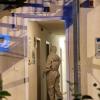 In einer Asylbewerberunterkunft in Kressbronn hat ein 31-Jähriger am späten Sonntagabend einen Menschen erstochen. Fünf weitere Personen mussten mit teils schweren Verletzungen in ein Krankenhaus.
Ein Toter - mehrere Verletzte in kritischem Zustand
Nach bisherigen Erkenntnissen soll ein 31-jährige Bewohner der Unterkunft gegen kurz vor 22 Uhr an mehreren Zimmern geklopft und dann wahllos auf die anwesenden Personen eingestochen haben. Bei dem Angriff wurde ein 38-jähriger Mann aus Syrien getötet. Fünf weitere Personen, vier Frauen im Alter zwischen 22 und 34 Jahren und ein 37-jähriger Mann wurden verletzt. Ein Opfer musste mit einem Rettungshubschrauber in ein Krankenhaus gebracht werden. Die anderen vier Verletzten wurden vom Rettungsdienst ebenfalls in Krankenhäuser gebracht. Bei einigen der anderen Verletzten sei der Gesundheitszustand ebenfalls als kritisch einzustufen, so das Polizeipräsidium Ravensburg. Nach bisherigem Kenntnisstand waren alle Beteiligten bis auf ein Opfer Bewohner der Unterkunft in der Argenstraße. 
[video]https://www.youtube.com/watch?v=XC_aiZoyyqQ[/video]Täter festgenommen
Der nigerianische Mann konnte durch die alarmierten Polizeibeamten vor der Unterkunft widerstandslos festgenommen werden. Der Hintergrund der Tat und der genaue Tatverlauf sind noch unklar. Spezialisten der Kriminaltechnik haben bis zum frühen Morgen Spuren am Tatort gesichert. Die Kripo in Friedrichshafen hat die Ermittlungen übernommen. Polizei, Rettungsdienst und Feuerwehr waren mit zahlreichen Einsatzkräften vor Ort. Der Täter sitzt nun in Untersuchungshaft, wie die Polizei Ravensburg mitteilt. Nicht der erste ZwischenfallBereits am 10. Mai dieses Jahres soll der Tatverdächtige in derselben Unterkunft randaliert und Bewohner mit einem Messer bedroht haben. Der 31-Jährige war damals wegen seines auffälligen Verhaltens von der Polizei in eine Fachklinik gebracht worden. Das zu der Zeit ebenfalls eingeleitete Ermittlungsverfahren wegen des Verdachts der Bedrohung und der Sachbeschädigung ist aktuell noch nicht abgeschlossen.

Auch im Landkreis Neu-Ulm hat ein Mann in einer Gemeinschaftsunterkunft einen anderen Mann mit einemMesser attackiert.Polizei Friedrichshafen richtet Ermittlungsgruppe einZur Aufklärung des Tatablaufs hat die Kriminalpolizeidirektion Friedrichshafen eine 25-köpfige Ermittlungsgruppe eingerichtet. Die Personen, die sich zur Tatzeit in der Unterkunft befanden, werden momentan befragt. Die gesicherten Spuren werden zur Auswertung an das Landeskriminalamt übersandt. Am Dienstag soll der Leichnam des Todesopfers obduziert werden.