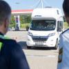 Polizeibeamte der Verkehrspolizeistationen Neu-Ulm und Memmingen und der Autobahnpolizei Memmingen haben am Donnerstagvormittag Wohnmobile und Wohnwagengespanne auf der A7 kontrolliert. Insgesamt hatten die Beamtinnen und Beamten während der rund 4,5-stündigen Kontrolle an der Raststätte "Allgäuer Tor" nur wenig zu beanstanden. 
Situation hat sich in den letzten Jahren deutlich verbessertDamit folgt die heutige Kontrolle dem Trend der letzten Jahren. Gab es vor über zehn Jahren noch regelmäßig Beanstandungen bei derartigen Kontrollen, so ist mittlerweile ein Großteil der Wohnmobil- und Wohnwagen-Fahrer sicher und im Rahmen der Vorschriften unterwegs. Laut Josef Gast, dem Dienststellenleiter der Autobahnpolizei Memmingen, liegt das einerseits an der intensiven Präventionsarbeit der Polizei in Bayern, andererseits aber auch an der technischen Entwicklung der modernen Wohnmobile und Wohnwägen. Im Vergleich zu älteren Modellen ist zum Beispiel die Zuladekapazität moderner Fahrzeuge oftmals deutlich höher, als das noch vor einigen Jahren der Fall war.Gesamtgewicht immer seltener ein ProblemInsgesamt ist ein überschrittenes Gesamtgewicht der Reisemobile und Wohnwagen-Gespanne immer seltener ein Grund für Beanstandungen durch die Polizei, so Josef Gast. Viel eher hakt es da - besonders bei Wohnwagen-Gespannen - an anderen Faktoren: Auf die Stützlast achten: Nicht alle Gespannfahrer haben die zulässige Stützlast - also das Gewicht, das auf die Anhängerkupplung des Zugfahrzeugs wirkt - im Blick. Gerade hier stellen die Beamtinnen und Beamten immer wieder Verstöße fest. Ein voller Wassertank, schwere Gasflaschen und dann noch E-Bikes auf der Deichsel des Wohnwagens und schon ist die zulässige Stützlast schnell überschritten. Liegt die 20 Prozent über dem zulässigen Wert, muss die Polizei eine Weiterfahrt unterbinden. Dann hilft nur: Abladen und mit weniger Last weiterfahren.Ladungssicherung nicht vergessen: Ein weiteres Problem - die Ladungssicherung. Wie bei Transportern, LKW und anderen Anhängern gilt auch bei der Fahrt in den Urlaub: Die Ladung in Wohnwagen und Wohnmobil muss der Fahrer ordentlich sichern und verstauen. Auch hier stellt die Polizei bei Kontrollen immer wieder Mängel fest. Die richtigen Reifen am Wohnwagen und genügend Übung: Neben Ladungssicherung, Stützlast und Gesamtgewicht achten die Beamten natürlich auch auf weitere Faktoren. Ein Beispiel: Bei Wohnwägen mit einer 100 km/h-Zulassung auf Autobahnen spielen die Reifen des Anhängers eine entscheidende Rolle. Diese müssen nicht nur für 120 km/h ausgelegt sein, sondern dürfen auch ein bestimmtes Alter nicht überschreiten. Spätestens nach sechs Jahren müssen auf den Anhänger nämlich neue Reifen drauf, sonst erlischt automatisch die 100 km/h-Zulassung und es darf nur noch mit maximal 80 km/h gefahren werden.Grundsätzlicher Tipp des Polizisten: Fahrsicherheitstraining mit Anhänger oder WohnmobilAbseits von Gewichtsgrenzen, Reifenalter und Ladungssicherung rät Josef Gast allen Wohnmobil- und Wohnwagen-Fahrern zu einer angepassten Fahrweise und regelmäßigen Sicherheitstrainings. Gerade wenn man nur ein paar Mal im Jahr mit Reisemobil und Wohnwagen unterwegs ist, bringt regelmäßige Übung ein großes Plus an Sicherheit. Allerdings - und darauf legt der Chef der Memminger Autobahnpolizei Wert - gilt das auch für alle anderen Fahrzeuge.