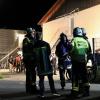 In einer Asylbewerberunterkunft in Kressbronn hat ein 31-Jähriger am späten Sonntagabend einen Menschen erstochen. Fünf weitere Personen mussten mit teils schweren Verletzungen in ein Krankenhaus.
Ein Toter - mehrere Verletzte in kritischem Zustand
Nach bisherigen Erkenntnissen soll ein 31-jährige Bewohner der Unterkunft gegen kurz vor 22 Uhr an mehreren Zimmern geklopft und dann wahllos auf die anwesenden Personen eingestochen haben. Bei dem Angriff wurde ein 38-jähriger Mann aus Syrien getötet. Fünf weitere Personen, vier Frauen im Alter zwischen 22 und 34 Jahren und ein 37-jähriger Mann wurden verletzt. Ein Opfer musste mit einem Rettungshubschrauber in ein Krankenhaus gebracht werden. Die anderen vier Verletzten wurden vom Rettungsdienst ebenfalls in Krankenhäuser gebracht. Bei einigen der anderen Verletzten sei der Gesundheitszustand ebenfalls als kritisch einzustufen, so das Polizeipräsidium Ravensburg. Nach bisherigem Kenntnisstand waren alle Beteiligten bis auf ein Opfer Bewohner der Unterkunft in der Argenstraße. 
[video]https://www.youtube.com/watch?v=XC_aiZoyyqQ[/video]Täter festgenommen
Der nigerianische Mann konnte durch die alarmierten Polizeibeamten vor der Unterkunft widerstandslos festgenommen werden. Der Hintergrund der Tat und der genaue Tatverlauf sind noch unklar. Spezialisten der Kriminaltechnik haben bis zum frühen Morgen Spuren am Tatort gesichert. Die Kripo in Friedrichshafen hat die Ermittlungen übernommen. Polizei, Rettungsdienst und Feuerwehr waren mit zahlreichen Einsatzkräften vor Ort. Der Täter sitzt nun in Untersuchungshaft, wie die Polizei Ravensburg mitteilt. Nicht der erste ZwischenfallBereits am 10. Mai dieses Jahres soll der Tatverdächtige in derselben Unterkunft randaliert und Bewohner mit einem Messer bedroht haben. Der 31-Jährige war damals wegen seines auffälligen Verhaltens von der Polizei in eine Fachklinik gebracht worden. Das zu der Zeit ebenfalls eingeleitete Ermittlungsverfahren wegen des Verdachts der Bedrohung und der Sachbeschädigung ist aktuell noch nicht abgeschlossen.

Auch im Landkreis Neu-Ulm hat ein Mann in einer Gemeinschaftsunterkunft einen anderen Mann mit einemMesser attackiert.Polizei Friedrichshafen richtet Ermittlungsgruppe einZur Aufklärung des Tatablaufs hat die Kriminalpolizeidirektion Friedrichshafen eine 25-köpfige Ermittlungsgruppe eingerichtet. Die Personen, die sich zur Tatzeit in der Unterkunft befanden, werden momentan befragt. Die gesicherten Spuren werden zur Auswertung an das Landeskriminalamt übersandt. Am Dienstag soll der Leichnam des Todesopfers obduziert werden.