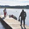 Mittwochnachmittag gab es eine groß angelegte Suchaktion nach einem vermissten Mann am Elbsee. Eine Frau machte sich Sorgen um ihren Lebensgefährten. Wie sich herausstellte, war die Sorge unbegründet.
Badehose zum Schwimmen anDer 41-Jährige war gemeinsam mit seiner Lebensgefährtin beim Baden am Elbsee. Die beiden hatten sich erst wenige Wochen zuvor kennengelernt. Während die Frau alleine im angrenzenden Restaurant war, verschwand der 41-Jährige spurlos. Vor Ort war nur noch sein Handy zu finden und eine seiner beiden Badehosen, die er laut Lebensgefährtin "ausschließlich zum Schwimmen benutzen soll", heißt es im Polizeibericht. Sie war sich daher sicher, dass ihr Lebensgefährte ins Wasser gegangen sei - eine berechtigte Sorge.Suchaktion mit 50 Einsatzkräften und HubschrauberDie Beamten haben daher umfangreiche polizeiliche Suchmaßnahmen eingeleitet mit Unterstützung des Rettungsdienstes, der Feuerwehr und Tauchern der Wasserwacht. Insgesamt waren rund 50 Einsatzkräfte an den Suchmaßnahmen beteiligt. Die Einsatzkräfte haben unter anderem den See evakuiert. Ein Rettungshubschrauber übernahm die Oberflächenabsuche.Runde um den See gedrehtDann die Entwarnung und Erleichterung: Der 41-Jährige kehrte etwa zehn Minuten nach Beginn der Suchmaßnahmen unversehrt zu seinem Badeplatz zurück. Er hatte den Elbsee umlaufen, wie er selbst angab.