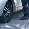 Polizeibeamte der Verkehrspolizeistationen Neu-Ulm und Memmingen und der Autobahnpolizei Memmingen haben am Donnerstagvormittag Wohnmobile und Wohnwagengespanne auf der A7 kontrolliert. Insgesamt hatten die Beamtinnen und Beamten während der rund 4,5-stündigen Kontrolle an der Raststätte "Allgäuer Tor" nur wenig zu beanstanden. 
Situation hat sich in den letzten Jahren deutlich verbessertDamit folgt die heutige Kontrolle dem Trend der letzten Jahren. Gab es vor über zehn Jahren noch regelmäßig Beanstandungen bei derartigen Kontrollen, so ist mittlerweile ein Großteil der Wohnmobil- und Wohnwagen-Fahrer sicher und im Rahmen der Vorschriften unterwegs. Laut Josef Gast, dem Dienststellenleiter der Autobahnpolizei Memmingen, liegt das einerseits an der intensiven Präventionsarbeit der Polizei in Bayern, andererseits aber auch an der technischen Entwicklung der modernen Wohnmobile und Wohnwägen. Im Vergleich zu älteren Modellen ist zum Beispiel die Zuladekapazität moderner Fahrzeuge oftmals deutlich höher, als das noch vor einigen Jahren der Fall war.Gesamtgewicht immer seltener ein ProblemInsgesamt ist ein überschrittenes Gesamtgewicht der Reisemobile und Wohnwagen-Gespanne immer seltener ein Grund für Beanstandungen durch die Polizei, so Josef Gast. Viel eher hakt es da - besonders bei Wohnwagen-Gespannen - an anderen Faktoren: Auf die Stützlast achten: Nicht alle Gespannfahrer haben die zulässige Stützlast - also das Gewicht, das auf die Anhängerkupplung des Zugfahrzeugs wirkt - im Blick. Gerade hier stellen die Beamtinnen und Beamten immer wieder Verstöße fest. Ein voller Wassertank, schwere Gasflaschen und dann noch E-Bikes auf der Deichsel des Wohnwagens und schon ist die zulässige Stützlast schnell überschritten. Liegt die 20 Prozent über dem zulässigen Wert, muss die Polizei eine Weiterfahrt unterbinden. Dann hilft nur: Abladen und mit weniger Last weiterfahren.Ladungssicherung nicht vergessen: Ein weiteres Problem - die Ladungssicherung. Wie bei Transportern, LKW und anderen Anhängern gilt auch bei der Fahrt in den Urlaub: Die Ladung in Wohnwagen und Wohnmobil muss der Fahrer ordentlich sichern und verstauen. Auch hier stellt die Polizei bei Kontrollen immer wieder Mängel fest. Die richtigen Reifen am Wohnwagen und genügend Übung: Neben Ladungssicherung, Stützlast und Gesamtgewicht achten die Beamten natürlich auch auf weitere Faktoren. Ein Beispiel: Bei Wohnwägen mit einer 100 km/h-Zulassung auf Autobahnen spielen die Reifen des Anhängers eine entscheidende Rolle. Diese müssen nicht nur für 120 km/h ausgelegt sein, sondern dürfen auch ein bestimmtes Alter nicht überschreiten. Spätestens nach sechs Jahren müssen auf den Anhänger nämlich neue Reifen drauf, sonst erlischt automatisch die 100 km/h-Zulassung und es darf nur noch mit maximal 80 km/h gefahren werden.Grundsätzlicher Tipp des Polizisten: Fahrsicherheitstraining mit Anhänger oder WohnmobilAbseits von Gewichtsgrenzen, Reifenalter und Ladungssicherung rät Josef Gast allen Wohnmobil- und Wohnwagen-Fahrern zu einer angepassten Fahrweise und regelmäßigen Sicherheitstrainings. Gerade wenn man nur ein paar Mal im Jahr mit Reisemobil und Wohnwagen unterwegs ist, bringt regelmäßige Übung ein großes Plus an Sicherheit. Allerdings - und darauf legt der Chef der Memminger Autobahnpolizei Wert - gilt das auch für alle anderen Fahrzeuge.