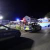 In einer Asylbewerberunterkunft in Kressbronn hat ein 31-Jähriger am späten Sonntagabend einen Menschen erstochen. Fünf weitere Personen mussten mit teils schweren Verletzungen in ein Krankenhaus.
Ein Toter - mehrere Verletzte in kritischem Zustand
Nach bisherigen Erkenntnissen soll ein 31-jährige Bewohner der Unterkunft gegen kurz vor 22 Uhr an mehreren Zimmern geklopft und dann wahllos auf die anwesenden Personen eingestochen haben. Bei dem Angriff wurde ein 38-jähriger Mann aus Syrien getötet. Fünf weitere Personen, vier Frauen im Alter zwischen 22 und 34 Jahren und ein 37-jähriger Mann wurden verletzt. Ein Opfer musste mit einem Rettungshubschrauber in ein Krankenhaus gebracht werden. Die anderen vier Verletzten wurden vom Rettungsdienst ebenfalls in Krankenhäuser gebracht. Bei einigen der anderen Verletzten sei der Gesundheitszustand ebenfalls als kritisch einzustufen, so das Polizeipräsidium Ravensburg. Nach bisherigem Kenntnisstand waren alle Beteiligten bis auf ein Opfer Bewohner der Unterkunft in der Argenstraße. 
[video]https://www.youtube.com/watch?v=XC_aiZoyyqQ[/video]Täter festgenommen
Der nigerianische Mann konnte durch die alarmierten Polizeibeamten vor der Unterkunft widerstandslos festgenommen werden. Der Hintergrund der Tat und der genaue Tatverlauf sind noch unklar. Spezialisten der Kriminaltechnik haben bis zum frühen Morgen Spuren am Tatort gesichert. Die Kripo in Friedrichshafen hat die Ermittlungen übernommen. Polizei, Rettungsdienst und Feuerwehr waren mit zahlreichen Einsatzkräften vor Ort. Der Täter sitzt nun in Untersuchungshaft, wie die Polizei Ravensburg mitteilt. Nicht der erste ZwischenfallBereits am 10. Mai dieses Jahres soll der Tatverdächtige in derselben Unterkunft randaliert und Bewohner mit einem Messer bedroht haben. Der 31-Jährige war damals wegen seines auffälligen Verhaltens von der Polizei in eine Fachklinik gebracht worden. Das zu der Zeit ebenfalls eingeleitete Ermittlungsverfahren wegen des Verdachts der Bedrohung und der Sachbeschädigung ist aktuell noch nicht abgeschlossen.

Auch im Landkreis Neu-Ulm hat ein Mann in einer Gemeinschaftsunterkunft einen anderen Mann mit einemMesser attackiert.Polizei Friedrichshafen richtet Ermittlungsgruppe einZur Aufklärung des Tatablaufs hat die Kriminalpolizeidirektion Friedrichshafen eine 25-köpfige Ermittlungsgruppe eingerichtet. Die Personen, die sich zur Tatzeit in der Unterkunft befanden, werden momentan befragt. Die gesicherten Spuren werden zur Auswertung an das Landeskriminalamt übersandt. Am Dienstag soll der Leichnam des Todesopfers obduziert werden.