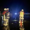 Große Gewitterzellen sind am Freitagabend und in der Nacht zum Samstag wieder über das Allgäu gezogen. Tausende Blitze erhellten den Allgäuer Nachthimmel, verbunden mit plötzlichem Starkregen und Wind. In Wangen im Allgäu wurden Straßen überflutet, Keller und Garagen liefen teilweise voll Wasser und mussten von der Feuerwehr wieder ausgepumpt werden. Im Landkreis Lindau fielen innerhalb kürzester Zeit rund 80 Liter Regen pro Quadratmeter. 
[video]https://www.youtube.com/watch?v=QHIimoIQRKs[/video]
In der Gemeinde Weißensberg stand das Wasser an einzelnen Stellen der Bundesstraße 12 bei Wildberg über Kniehöhe. Grund: Die Gullys konnten das viele Wasser nicht mehr abtransportieren. Die Bundesstraße kurz vor der A96 musste gesperrt werden - auch eine Obstplantage stand komplett unter Wasser. Die Feuerwehr war im Dauereinsatz, um in dem Ort das Wasser abzupumpen. Bei Bad Hindelang fiel der Strom durch einen Blitzeinschlag in eine Leitung aus.
Allgäu: Autofahrer zu schnell bei Regen unterwegs - mehrere Unfälle