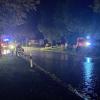 Große Gewitterzellen sind am Freitagabend und in der Nacht zum Samstag wieder über das Allgäu gezogen. Tausende Blitze erhellten den Allgäuer Nachthimmel, verbunden mit plötzlichem Starkregen und Wind. In Wangen im Allgäu wurden Straßen überflutet, Keller und Garagen liefen teilweise voll Wasser und mussten von der Feuerwehr wieder ausgepumpt werden. Im Landkreis Lindau fielen innerhalb kürzester Zeit rund 80 Liter Regen pro Quadratmeter. 
[video]https://www.youtube.com/watch?v=QHIimoIQRKs[/video]
In der Gemeinde Weißensberg stand das Wasser an einzelnen Stellen der Bundesstraße 12 bei Wildberg über Kniehöhe. Grund: Die Gullys konnten das viele Wasser nicht mehr abtransportieren. Die Bundesstraße kurz vor der A96 musste gesperrt werden - auch eine Obstplantage stand komplett unter Wasser. Die Feuerwehr war im Dauereinsatz, um in dem Ort das Wasser abzupumpen. Bei Bad Hindelang fiel der Strom durch einen Blitzeinschlag in eine Leitung aus.
Allgäu: Autofahrer zu schnell bei Regen unterwegs - mehrere Unfälle
