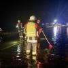 Große Gewitterzellen sind am Freitagabend und in der Nacht zum Samstag wieder über das Allgäu gezogen. Tausende Blitze erhellten den Allgäuer Nachthimmel, verbunden mit plötzlichem Starkregen und Wind. In Wangen im Allgäu wurden Straßen überflutet, Keller und Garagen liefen teilweise voll Wasser und mussten von der Feuerwehr wieder ausgepumpt werden. Im Landkreis Lindau fielen innerhalb kürzester Zeit rund 80 Liter Regen pro Quadratmeter. 
[video]https://www.youtube.com/watch?v=QHIimoIQRKs[/video]
In der Gemeinde Weißensberg stand das Wasser an einzelnen Stellen der Bundesstraße 12 bei Wildberg über Kniehöhe. Grund: Die Gullys konnten das viele Wasser nicht mehr abtransportieren. Die Bundesstraße kurz vor der A96 musste gesperrt werden - auch eine Obstplantage stand komplett unter Wasser. Die Feuerwehr war im Dauereinsatz, um in dem Ort das Wasser abzupumpen. Bei Bad Hindelang fiel der Strom durch einen Blitzeinschlag in eine Leitung aus.
Allgäu: Autofahrer zu schnell bei Regen unterwegs - mehrere Unfälle