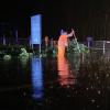 Große Gewitterzellen sind am Freitagabend und in der Nacht zum Samstag wieder über das Allgäu gezogen. Tausende Blitze erhellten den Allgäuer Nachthimmel, verbunden mit plötzlichem Starkregen und Wind. In Wangen im Allgäu wurden Straßen überflutet, Keller und Garagen liefen teilweise voll Wasser und mussten von der Feuerwehr wieder ausgepumpt werden. Im Landkreis Lindau fielen innerhalb kürzester Zeit rund 80 Liter Regen pro Quadratmeter. 
[video]https://www.youtube.com/watch?v=QHIimoIQRKs[/video]
In der Gemeinde Weißensberg stand das Wasser an einzelnen Stellen der Bundesstraße 12 bei Wildberg über Kniehöhe. Grund: Die Gullys konnten das viele Wasser nicht mehr abtransportieren. Die Bundesstraße kurz vor der A96 musste gesperrt werden - auch eine Obstplantage stand komplett unter Wasser. Die Feuerwehr war im Dauereinsatz, um in dem Ort das Wasser abzupumpen. Bei Bad Hindelang fiel der Strom durch einen Blitzeinschlag in eine Leitung aus.
Allgäu: Autofahrer zu schnell bei Regen unterwegs - mehrere Unfälle