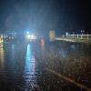 Große Gewitterzellen sind am Freitagabend und in der Nacht zum Samstag wieder über das Allgäu gezogen. Tausende Blitze erhellten den Allgäuer Nachthimmel, verbunden mit plötzlichem Starkregen und Wind. In Wangen im Allgäu wurden Straßen überflutet, Keller und Garagen liefen teilweise voll Wasser und mussten von der Feuerwehr wieder ausgepumpt werden. Im Landkreis Lindau fielen innerhalb kürzester Zeit rund 80 Liter Regen pro Quadratmeter. 
[video]https://www.youtube.com/watch?v=QHIimoIQRKs[/video]
In der Gemeinde Weißensberg stand das Wasser an einzelnen Stellen der Bundesstraße 12 bei Wildberg über Kniehöhe. Grund: Die Gullys konnten das viele Wasser nicht mehr abtransportieren. Die Bundesstraße kurz vor der A96 musste gesperrt werden - auch eine Obstplantage stand komplett unter Wasser. Die Feuerwehr war im Dauereinsatz, um in dem Ort das Wasser abzupumpen. Bei Bad Hindelang fiel der Strom durch einen Blitzeinschlag in eine Leitung aus.
Allgäu: Autofahrer zu schnell bei Regen unterwegs - mehrere Unfälle