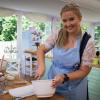 Auf Marmor-, Käse-, oder Apfelkuchen zu verzichten, geht für die gelernte Mechatronikerin Christa Gehring überhaupt nicht. Fast täglich backt die Oberallgäuerin von normalen, bis ausgefallenen Kuchen alles, was süß ist und schmeckt! Jetzt tritt die 28-Jährige, die in einem kleinen Ortsteil von Immenstadt wohnt, bei "Das große Backen" in Sat.1 an. Gegen neun weitere Kandidaten muss sie sich mit leckeren und ausgefallenen Torten durchsetzen, um die 10.000 Euro Preisgeld zu gewinnen. 
45 Stunden für BewerbungstorteUm bei der Sendung teilzunehmen, backte die Allgäuerin rund 45 Stunden an ihrer Bewerbungstorte. Wir haben mit der Allgäuerin Christa Gehring ein Interview geführt, wie sie zu ihrem Hobby kam und natürlich auch, wie die Aufzeichnungen für "Das große Backen" abliefen.Du bist im Fernsehen zu sehen. Bei was sieht man dich?Christa Gehring:Ich durfte dieses Jahr bei der Jubiläumsstaffel von DAS GROSSE BACKEN von Sat1 mit dabei sein. In dieser Sendung stellen sich 10 Hobbybäcker verschiedenen anspruchsvollen Aufgaben rund ums Backen. Am Ende jeder Folge muss ein Kandidat das Backzelt verlassen und darf bei der darauffolgenden Woche nicht mehr mitbacken. In der letzten Sendung backen die letzten 3 Kandidat*innen um die Wette, wobei nach den ersten beiden Aufgaben wieder einer davon das Backzelt verlassen muss. Die Finaltorte wird nur von zwei Kandidat*innen gebacken. Der Sieger erhält dann ein eigenes Backbuch, ein Preisgeld von 10.000 € und den goldenen Cupcake.
Wie kam es dazu, dass du in einer Backsendung mit machst?Christa Gehring:Die Sendung schaue ich bereits seit der ersten Staffel. Ich habe mich jedoch nie getraut mich selber anzumelden, da es für mich noch so viel zu lernen gab. Mein Mann hatte mich bereits letztes Jahr bei der Sendung angemeldet, wo es jedoch leider nicht gereicht hat. Dieses Jahr war ich wieder im Lostopf und nach zahlreichen Bewerbungsdurchgängen wie z.B. "Livebacken über Zoom" oder einem Bewerbungsgespräch mit einer Torte vor der Kamera in München, hatte ich die Zusage bekommen.
Wie ist die Aufzeichnung der Sendung abgelaufen?Christa Gehring:Die Aufzeichnungen waren diesen Sommer über mehrere Wochen auf Schloss Stülpe in Brandenburg in einem großen Zelt. Meistens war eine Torte, bzw. eine Aufgabe an einem Tag, da sehr viel im Hintergrund passiert und verschiedene Szenen gefilmt werden müssen. Ich war auch überrascht, dass so viele Personen an den Aufzeichnungen beteiligt sind. Die Drehtage waren jedenfalls sehr lange und anstrengend.
[embedcode=bmrq40mtr1s][/embedcode]Wie hat alles mit dem Backen angefangen?Christa Gehring:Dadurch, dass ich mit 5 Geschwistern aufgewachsen bin, musste unsere Mutter schon immer viel kochen und backen. Zu Weihnachten gab es immer sehr viele verschiedene Laible und Pralinen und ab meinem 5. Lebensjahr half ich ihr in der Küche, wo es nur ging.

Meine Schwägerin hat dann im August 2014 eine Willkommenstorte für ihre Schwester – einer Freundin von mir – gemacht, da sie nach 18 Monaten als Au Pair wieder aus Amerika zurück kam. Darauf waren die amerikanische Flagge und weitere Dekorelemente zu sehen. Nach diesem Abend wollte ich dann unbedingt auch etwas aus Fondant modellieren. Nach ein paar Übungstorten für die Arbeitskollegen kamen dann auch schon die ersten Anfragen zu Geburtstags-, Kommunion- und Hochzeitstorten. Mit einem Arbeitskollegen gab es in einem Jahr zur Adventszeit sogar einen Wettbewerb im Laible backen, wo uns unsere Kollegen bewerten durften. Die Jahre darauf wurden es dann immer mehr Aufträge und ich konnte von Torte zu Torte neue Techniken und Werkstoffe ausprobieren. Mittlerweile sind es schon über 300 Motivtorten, die ich in meiner Freizeit gebacken habe.Warum backst du gerne?Christa Gehring:Beim Backen kann ich einfach gut abschalten – genauso wie beim Musizieren. Da kommt es schon mal vor, dass die Sonne wieder aufgeht, wenn man ins Bett geht. Zudem freut es mich immer, wenn ich anderen Personen mit den Torten eine Freude machen kann.Was kannst du alles backen?Christa Gehring:Bei dieser Frage habe ich eigentlich keine Antwort – ich versuche ständig neue Torten mit verschiedenen Teigen, Fruchtfüllungen und Cremes, Gebäcke oder Pralinen zu kreieren. Ganz nach dem Motto: Nichts ist unmöglich. Die nächsten Wochen werde ich mich aber intensiv mit den Backbüchern von den Juroren Bettina Schliephake-Burchardt und Christian Hümbs auseinander setzen, da sie erst vor kurzem neue Backbücher heraus gebracht haben. In denen gibt es sehr viele interessante Rezepte, die ich gerne noch nachbacken möchte.Was war bisher der komplizierteste Kuchen den du gemacht hast?Christa Gehring:Der komplizierteste und aufwändigste Kuchen war die Bewerbungstorte zur aktuellen 10. Staffel von Das große Backen. Allein an dem Topper mit den beiden Kühen, die maßstabsgetreu sind, war ich 45 Stunden beschäftigt. Das Gras, worauf die Kühe stehen, besteht aus über 33.000 Löcher, die ich einzeln mit einem Modellierwerkzeug eingestochen habe. Diesen Topper werde ich zur Erinnerung auch die nächsten Jahrzehnte aufbewahren.Wann wirst du zu sehen sein?Christa Gehring: Die Jubiläumsstaffel wird ab dem 04. September, 17:15 Uhr auf SAT1 zu sehen sein.Darf man schon verraten, wie weit du kommst?Christa Gehring:Nein, das darf ich nicht verraten. Wie weit ich es geschafft habe, seht Ihr in den kommenden Wochen. Seid gespannt… es wird eine aufregende Staffel mit vielen Gast-Juroren.  Ist dir ein Kuchen auch schon mal missglückt?Christa Gehring:So etwas kommt leider immer mal wieder vor – aber meistens hab ich Ideen es zu retten. Ein Geburtstagskuchen, der Zucker- und Glutenfrei sein musste, hat vermutlich auch dezent seinen Geschmack verfehlt. Als Ersatz für den Zucker nimmt man ganz reife Bananen – meine waren allerdings noch gut bissfest. Daran hatte ich damals leider noch nicht gedacht. Und auch ein Käsekuchen ist mir mal verbrannt, da ich vor Müdigkeit auf der Couch eingeschlafen bin, als der Kuchen im Ofen war…