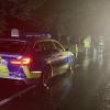 Große Gewitterzellen sind am Freitagabend und in der Nacht zum Samstag wieder über das Allgäu gezogen. Tausende Blitze erhellten den Allgäuer Nachthimmel, verbunden mit plötzlichem Starkregen und Wind. In Wangen im Allgäu wurden Straßen überflutet, Keller und Garagen liefen teilweise voll Wasser und mussten von der Feuerwehr wieder ausgepumpt werden. Im Landkreis Lindau fielen innerhalb kürzester Zeit rund 80 Liter Regen pro Quadratmeter. 
[video]https://www.youtube.com/watch?v=QHIimoIQRKs[/video]
In der Gemeinde Weißensberg stand das Wasser an einzelnen Stellen der Bundesstraße 12 bei Wildberg über Kniehöhe. Grund: Die Gullys konnten das viele Wasser nicht mehr abtransportieren. Die Bundesstraße kurz vor der A96 musste gesperrt werden - auch eine Obstplantage stand komplett unter Wasser. Die Feuerwehr war im Dauereinsatz, um in dem Ort das Wasser abzupumpen. Bei Bad Hindelang fiel der Strom durch einen Blitzeinschlag in eine Leitung aus.
Allgäu: Autofahrer zu schnell bei Regen unterwegs - mehrere Unfälle