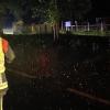 Große Gewitterzellen sind am Freitagabend und in der Nacht zum Samstag wieder über das Allgäu gezogen. Tausende Blitze erhellten den Allgäuer Nachthimmel, verbunden mit plötzlichem Starkregen und Wind. In Wangen im Allgäu wurden Straßen überflutet, Keller und Garagen liefen teilweise voll Wasser und mussten von der Feuerwehr wieder ausgepumpt werden. Im Landkreis Lindau fielen innerhalb kürzester Zeit rund 80 Liter Regen pro Quadratmeter. 
[video]https://www.youtube.com/watch?v=QHIimoIQRKs[/video]
In der Gemeinde Weißensberg stand das Wasser an einzelnen Stellen der Bundesstraße 12 bei Wildberg über Kniehöhe. Grund: Die Gullys konnten das viele Wasser nicht mehr abtransportieren. Die Bundesstraße kurz vor der A96 musste gesperrt werden - auch eine Obstplantage stand komplett unter Wasser. Die Feuerwehr war im Dauereinsatz, um in dem Ort das Wasser abzupumpen. Bei Bad Hindelang fiel der Strom durch einen Blitzeinschlag in eine Leitung aus.
Allgäu: Autofahrer zu schnell bei Regen unterwegs - mehrere Unfälle