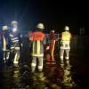 Große Gewitterzellen sind am Freitagabend und in der Nacht zum Samstag wieder über das Allgäu gezogen. Tausende Blitze erhellten den Allgäuer Nachthimmel, verbunden mit plötzlichem Starkregen und Wind. In Wangen im Allgäu wurden Straßen überflutet, Keller und Garagen liefen teilweise voll Wasser und mussten von der Feuerwehr wieder ausgepumpt werden. Im Landkreis Lindau fielen innerhalb kürzester Zeit rund 80 Liter Regen pro Quadratmeter. 
[video]https://www.youtube.com/watch?v=QHIimoIQRKs[/video]
In der Gemeinde Weißensberg stand das Wasser an einzelnen Stellen der Bundesstraße 12 bei Wildberg über Kniehöhe. Grund: Die Gullys konnten das viele Wasser nicht mehr abtransportieren. Die Bundesstraße kurz vor der A96 musste gesperrt werden - auch eine Obstplantage stand komplett unter Wasser. Die Feuerwehr war im Dauereinsatz, um in dem Ort das Wasser abzupumpen. Bei Bad Hindelang fiel der Strom durch einen Blitzeinschlag in eine Leitung aus.
Allgäu: Autofahrer zu schnell bei Regen unterwegs - mehrere Unfälle