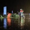 Große Gewitterzellen sind am Freitagabend und in der Nacht zum Samstag wieder über das Allgäu gezogen. Tausende Blitze erhellten den Allgäuer Nachthimmel, verbunden mit plötzlichem Starkregen und Wind. In Wangen im Allgäu wurden Straßen überflutet, Keller und Garagen liefen teilweise voll Wasser und mussten von der Feuerwehr wieder ausgepumpt werden. Im Landkreis Lindau fielen innerhalb kürzester Zeit rund 80 Liter Regen pro Quadratmeter. 
[video]https://www.youtube.com/watch?v=QHIimoIQRKs[/video]
In der Gemeinde Weißensberg stand das Wasser an einzelnen Stellen der Bundesstraße 12 bei Wildberg über Kniehöhe. Grund: Die Gullys konnten das viele Wasser nicht mehr abtransportieren. Die Bundesstraße kurz vor der A96 musste gesperrt werden - auch eine Obstplantage stand komplett unter Wasser. Die Feuerwehr war im Dauereinsatz, um in dem Ort das Wasser abzupumpen. Bei Bad Hindelang fiel der Strom durch einen Blitzeinschlag in eine Leitung aus.
Allgäu: Autofahrer zu schnell bei Regen unterwegs - mehrere Unfälle