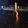 Große Gewitterzellen sind am Freitagabend und in der Nacht zum Samstag wieder über das Allgäu gezogen. Tausende Blitze erhellten den Allgäuer Nachthimmel, verbunden mit plötzlichem Starkregen und Wind. In Wangen im Allgäu wurden Straßen überflutet, Keller und Garagen liefen teilweise voll Wasser und mussten von der Feuerwehr wieder ausgepumpt werden. Im Landkreis Lindau fielen innerhalb kürzester Zeit rund 80 Liter Regen pro Quadratmeter. 
[video]https://www.youtube.com/watch?v=QHIimoIQRKs[/video]
In der Gemeinde Weißensberg stand das Wasser an einzelnen Stellen der Bundesstraße 12 bei Wildberg über Kniehöhe. Grund: Die Gullys konnten das viele Wasser nicht mehr abtransportieren. Die Bundesstraße kurz vor der A96 musste gesperrt werden - auch eine Obstplantage stand komplett unter Wasser. Die Feuerwehr war im Dauereinsatz, um in dem Ort das Wasser abzupumpen. Bei Bad Hindelang fiel der Strom durch einen Blitzeinschlag in eine Leitung aus.
Allgäu: Autofahrer zu schnell bei Regen unterwegs - mehrere Unfälle