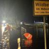 Große Gewitterzellen sind am Freitagabend und in der Nacht zum Samstag wieder über das Allgäu gezogen. Tausende Blitze erhellten den Allgäuer Nachthimmel, verbunden mit plötzlichem Starkregen und Wind. In Wangen im Allgäu wurden Straßen überflutet, Keller und Garagen liefen teilweise voll Wasser und mussten von der Feuerwehr wieder ausgepumpt werden. Im Landkreis Lindau fielen innerhalb kürzester Zeit rund 80 Liter Regen pro Quadratmeter. 
[video]https://www.youtube.com/watch?v=QHIimoIQRKs[/video]
In der Gemeinde Weißensberg stand das Wasser an einzelnen Stellen der Bundesstraße 12 bei Wildberg über Kniehöhe. Grund: Die Gullys konnten das viele Wasser nicht mehr abtransportieren. Die Bundesstraße kurz vor der A96 musste gesperrt werden - auch eine Obstplantage stand komplett unter Wasser. Die Feuerwehr war im Dauereinsatz, um in dem Ort das Wasser abzupumpen. Bei Bad Hindelang fiel der Strom durch einen Blitzeinschlag in eine Leitung aus.
Allgäu: Autofahrer zu schnell bei Regen unterwegs - mehrere Unfälle