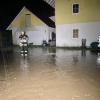 Große Gewitterzellen sind am Freitagabend und in der Nacht zum Samstag wieder über das Allgäu gezogen. Tausende Blitze erhellten den Allgäuer Nachthimmel, verbunden mit plötzlichem Starkregen und Wind. In Wangen im Allgäu wurden Straßen überflutet, Keller und Garagen liefen teilweise voll Wasser und mussten von der Feuerwehr wieder ausgepumpt werden. Im Landkreis Lindau fielen innerhalb kürzester Zeit rund 80 Liter Regen pro Quadratmeter. 
[video]https://www.youtube.com/watch?v=QHIimoIQRKs[/video]
In der Gemeinde Weißensberg stand das Wasser an einzelnen Stellen der Bundesstraße 12 bei Wildberg über Kniehöhe. Grund: Die Gullys konnten das viele Wasser nicht mehr abtransportieren. Die Bundesstraße kurz vor der A96 musste gesperrt werden - auch eine Obstplantage stand komplett unter Wasser. Die Feuerwehr war im Dauereinsatz, um in dem Ort das Wasser abzupumpen. Bei Bad Hindelang fiel der Strom durch einen Blitzeinschlag in eine Leitung aus.
Allgäu: Autofahrer zu schnell bei Regen unterwegs - mehrere Unfälle