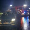 Große Gewitterzellen sind am Freitagabend und in der Nacht zum Samstag wieder über das Allgäu gezogen. Tausende Blitze erhellten den Allgäuer Nachthimmel, verbunden mit plötzlichem Starkregen und Wind. In Wangen im Allgäu wurden Straßen überflutet, Keller und Garagen liefen teilweise voll Wasser und mussten von der Feuerwehr wieder ausgepumpt werden. Im Landkreis Lindau fielen innerhalb kürzester Zeit rund 80 Liter Regen pro Quadratmeter. 
[video]https://www.youtube.com/watch?v=QHIimoIQRKs[/video]
In der Gemeinde Weißensberg stand das Wasser an einzelnen Stellen der Bundesstraße 12 bei Wildberg über Kniehöhe. Grund: Die Gullys konnten das viele Wasser nicht mehr abtransportieren. Die Bundesstraße kurz vor der A96 musste gesperrt werden - auch eine Obstplantage stand komplett unter Wasser. Die Feuerwehr war im Dauereinsatz, um in dem Ort das Wasser abzupumpen. Bei Bad Hindelang fiel der Strom durch einen Blitzeinschlag in eine Leitung aus.
Allgäu: Autofahrer zu schnell bei Regen unterwegs - mehrere Unfälle